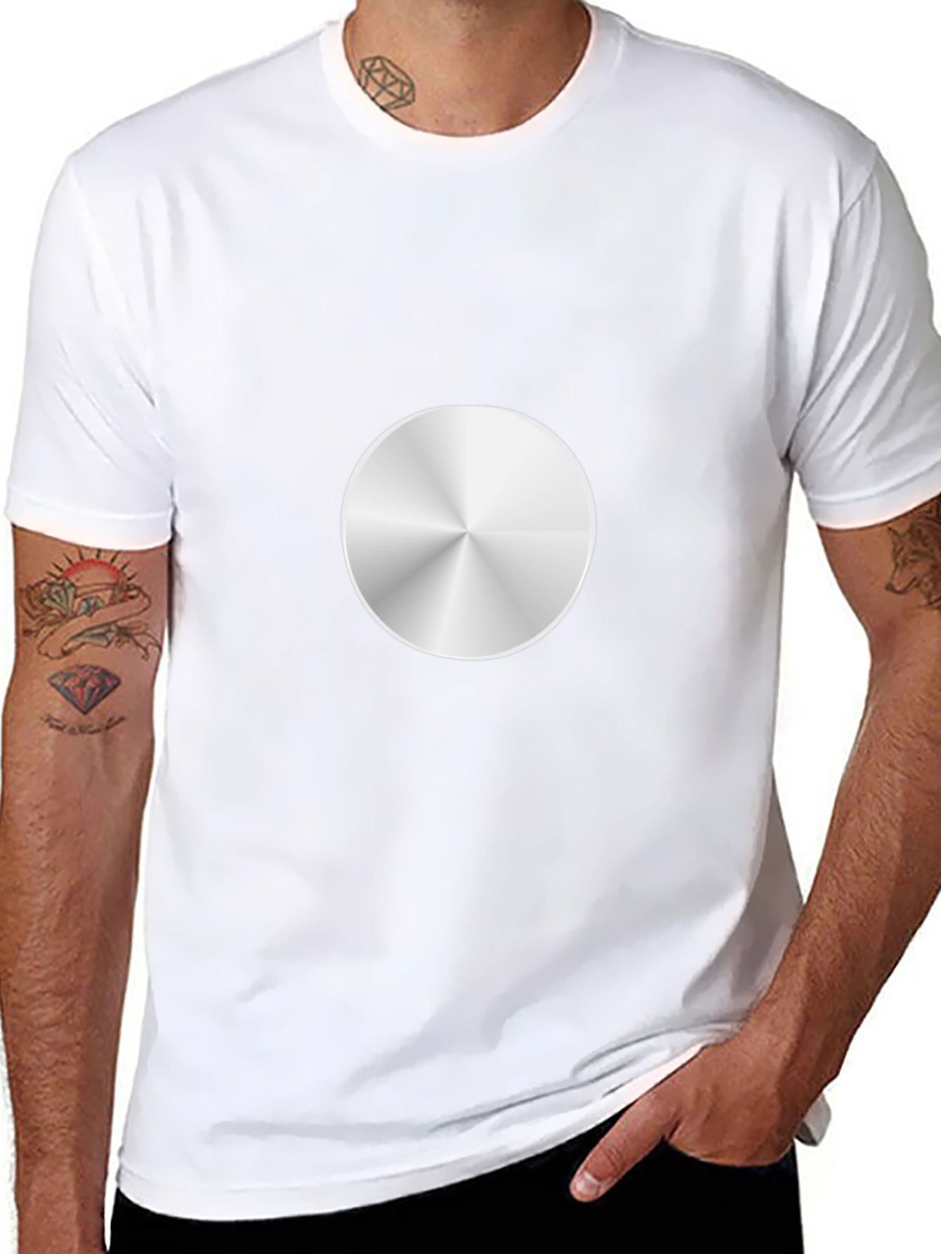 Camiseta Negra con Diseño Circular Metálico