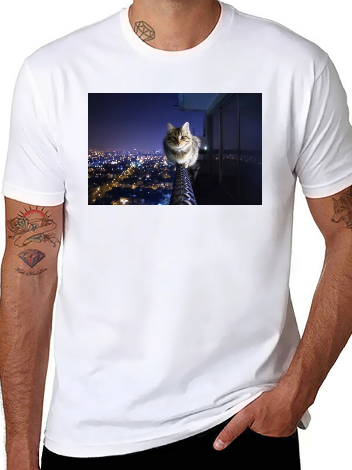 Camiseta Negra con Diseño de Gato Nocturno Urbano
