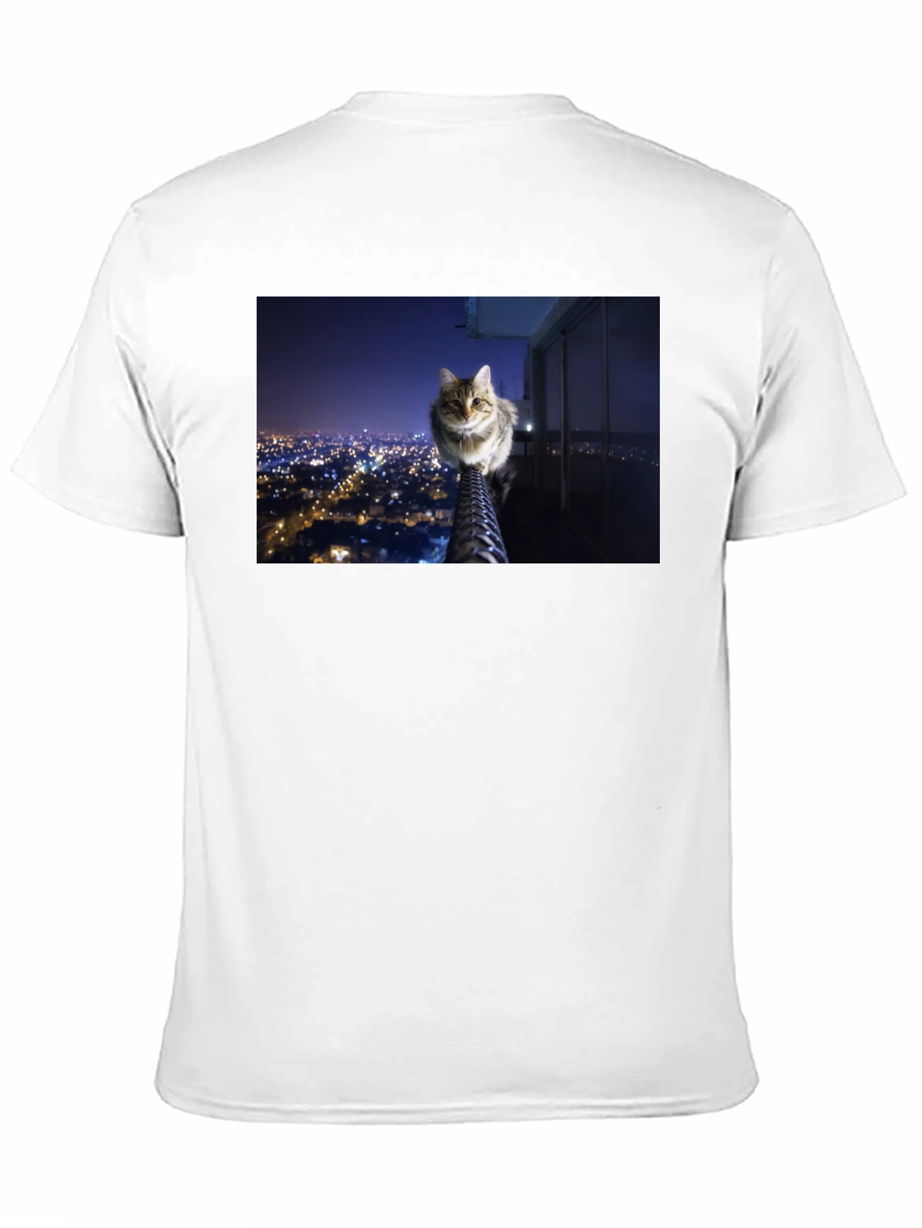Camiseta Negra con Diseño de Gato Nocturno Urbano