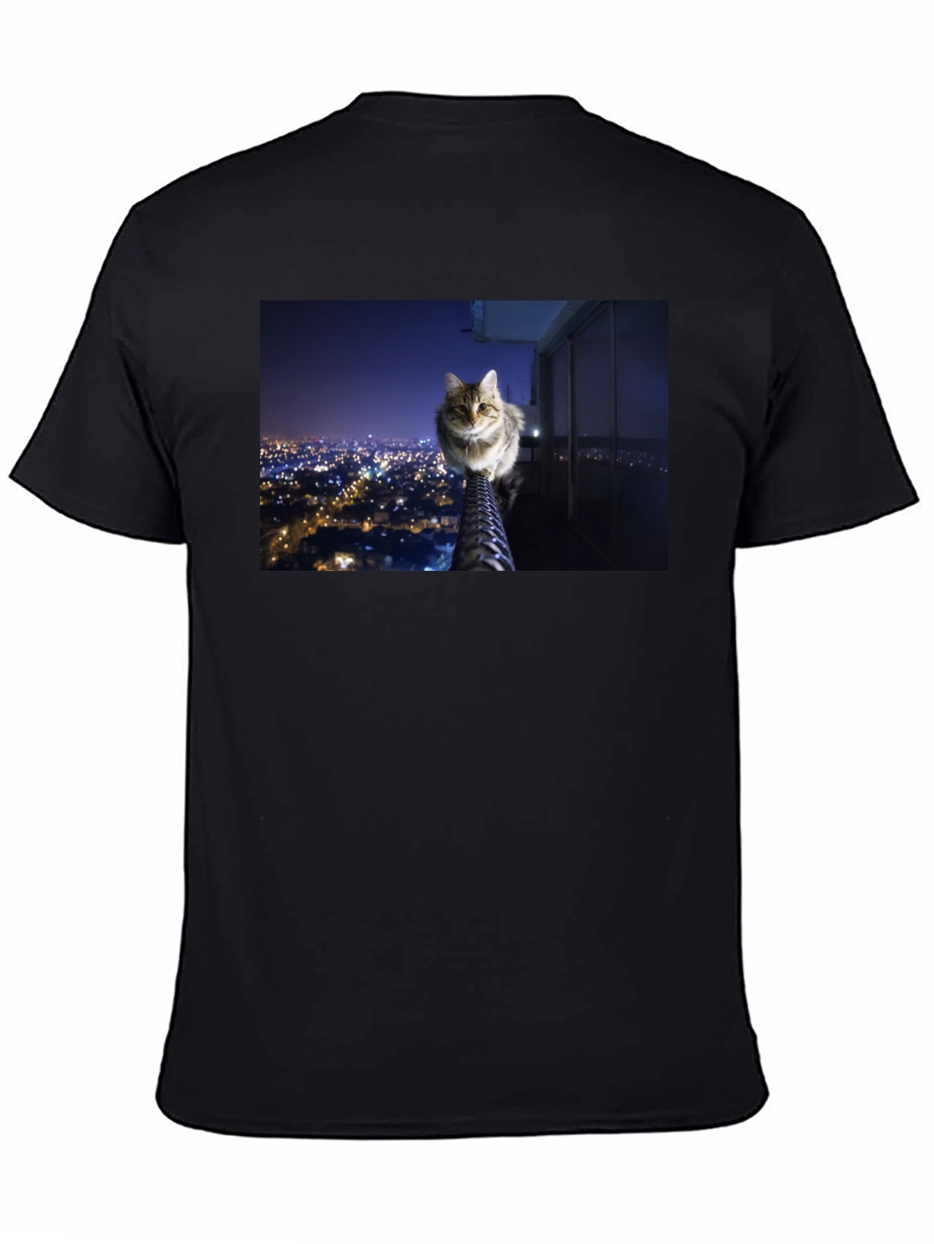 Camiseta Negra con Diseño de Gato Nocturno Urbano