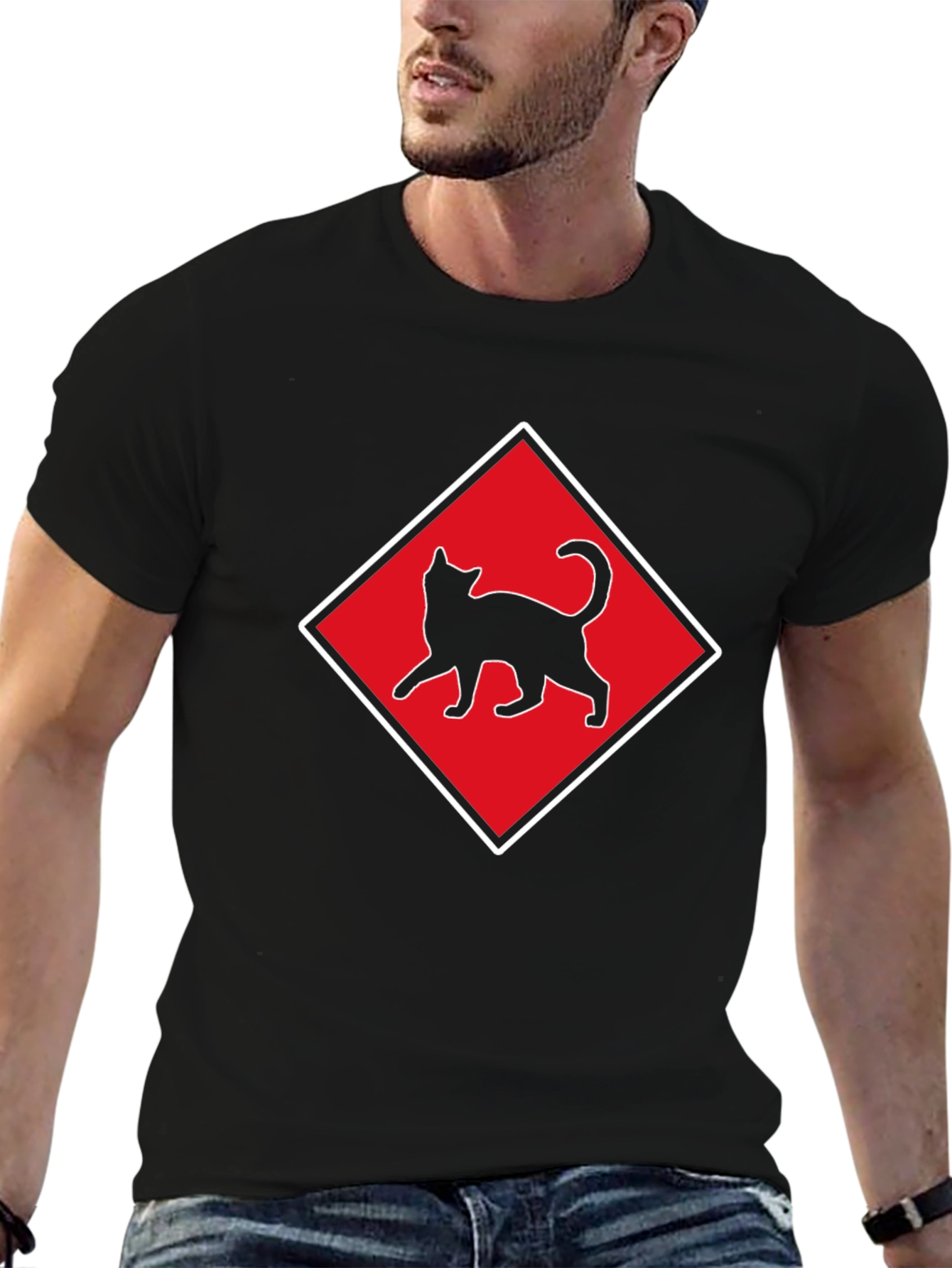 Camiseta Negra con Diseño de Gato en Diamante Rojo