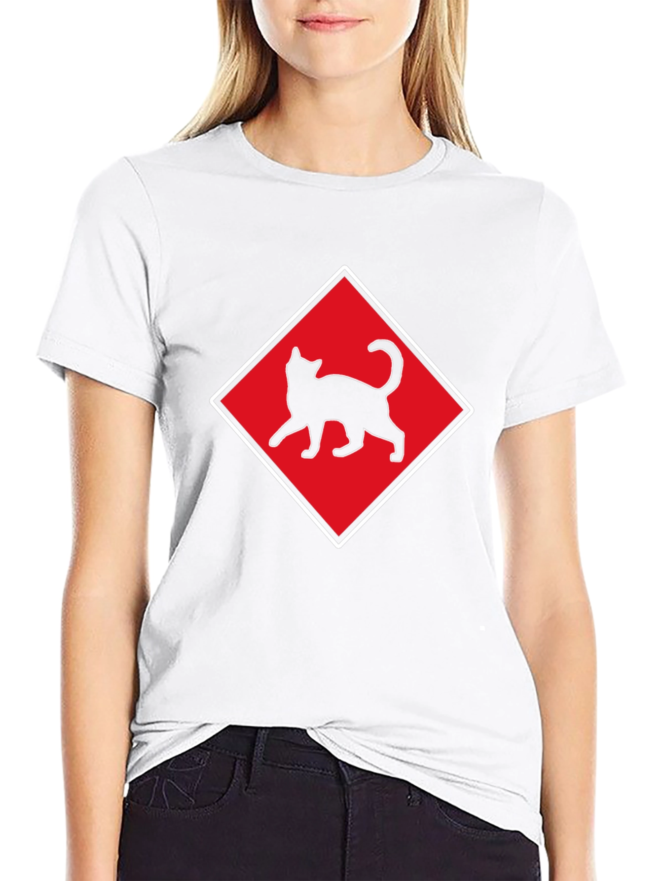 Camiseta Negra con Diseño de Gato en Diamante Rojo