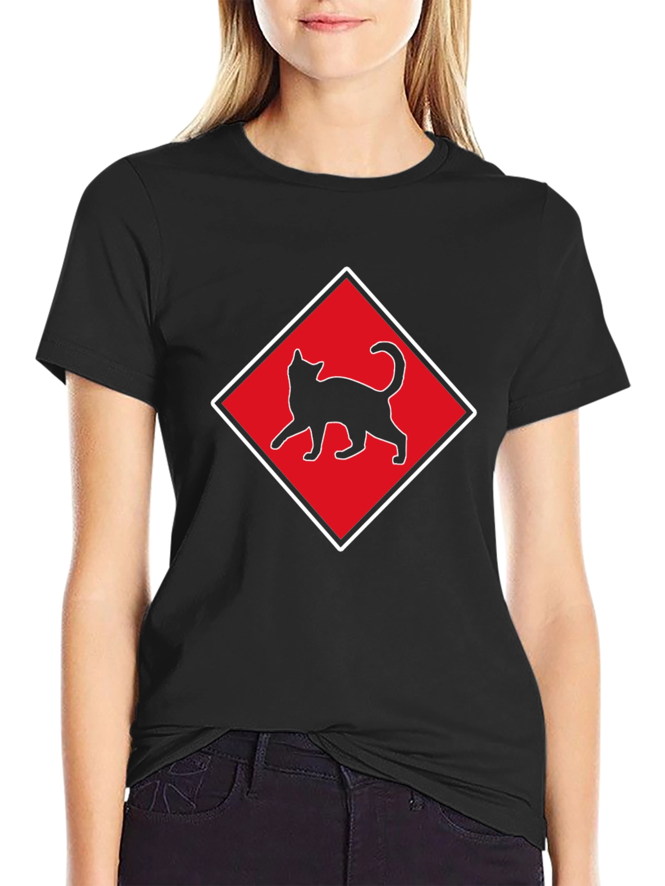 Camiseta Negra con Diseño de Gato en Diamante Rojo