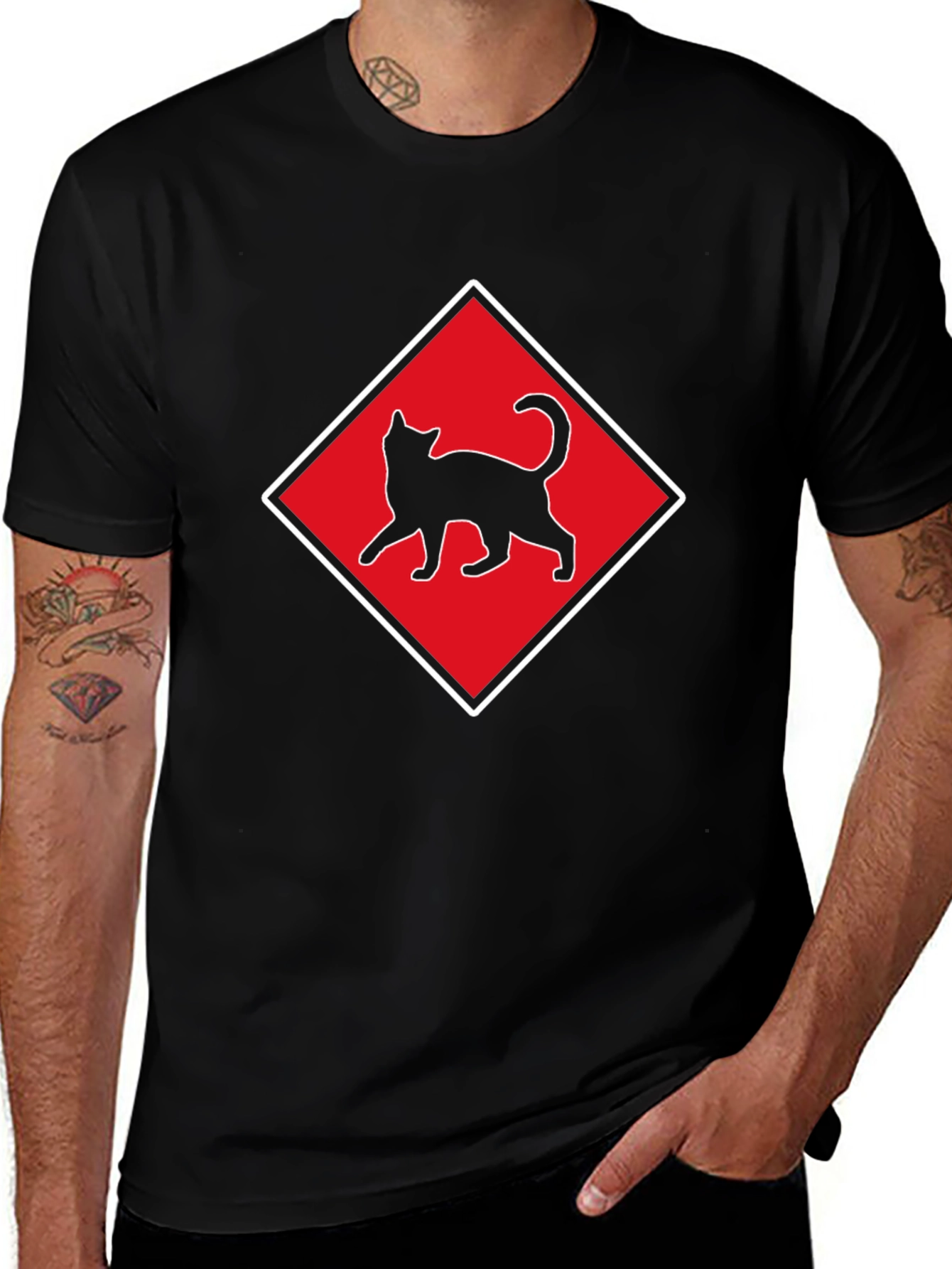 Camiseta Negra con Diseño de Gato en Diamante Rojo