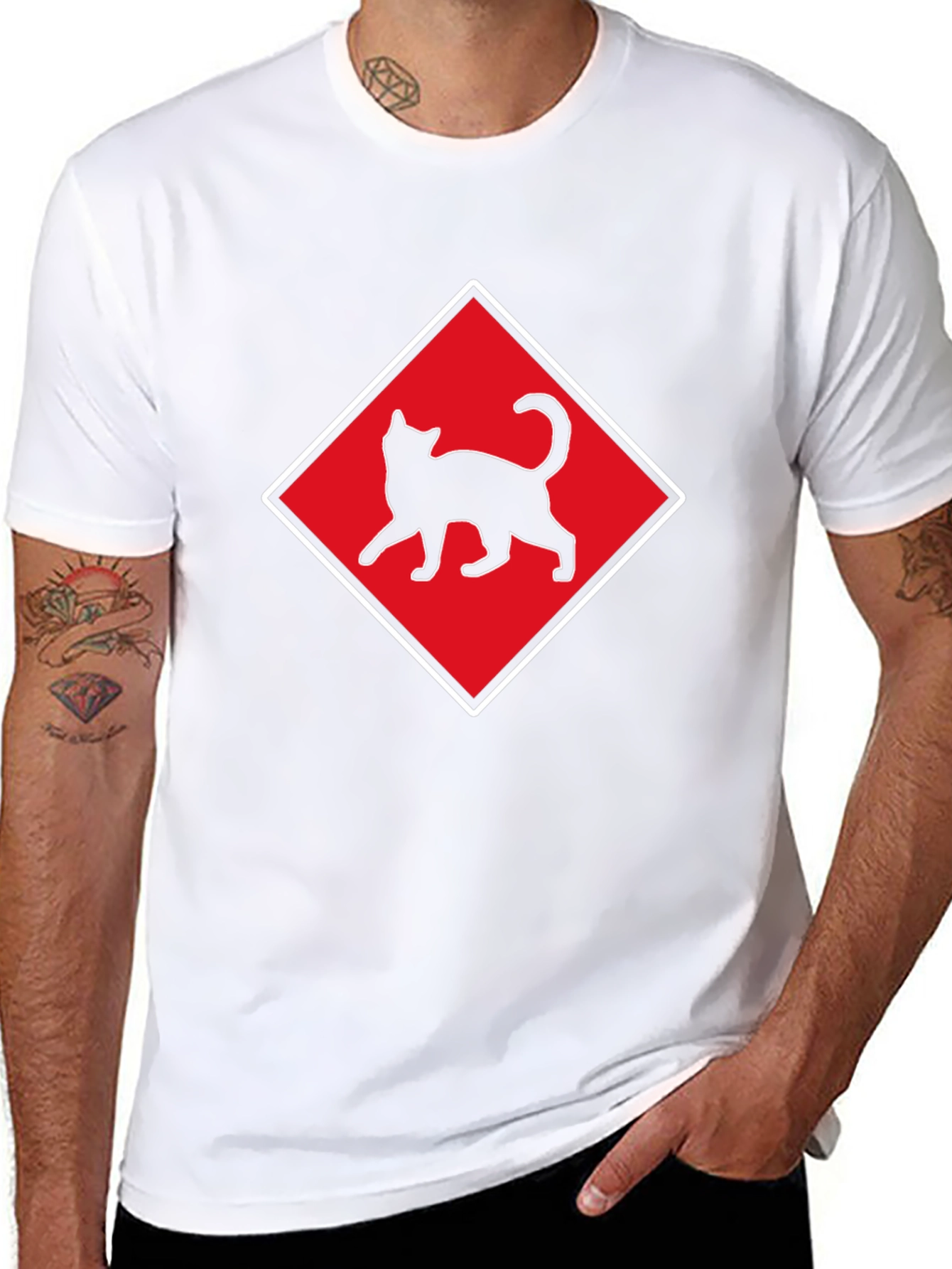 Camiseta Negra con Diseño de Gato en Diamante Rojo