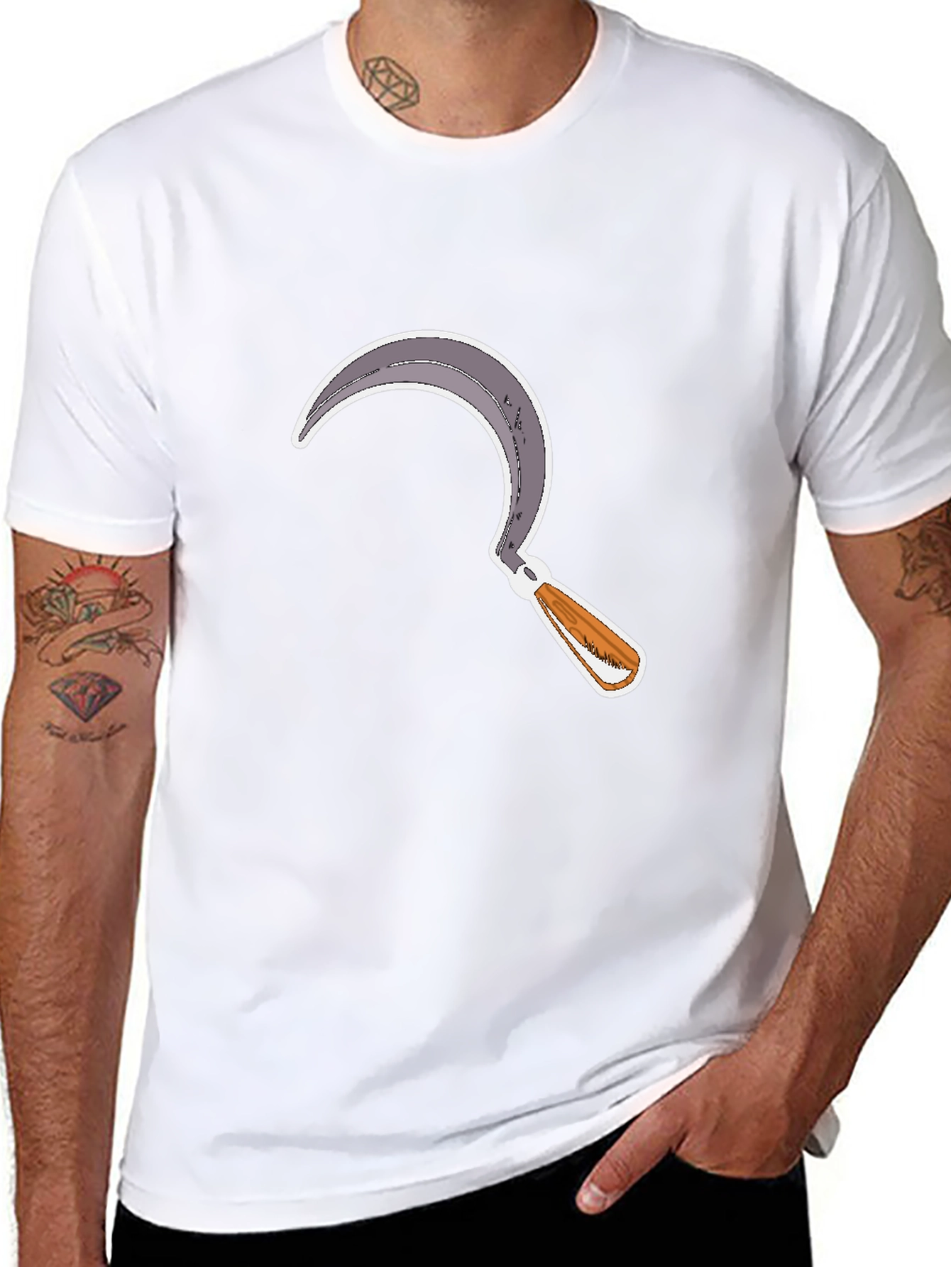 Camiseta Negra con Diseño de Hoz Estilizada