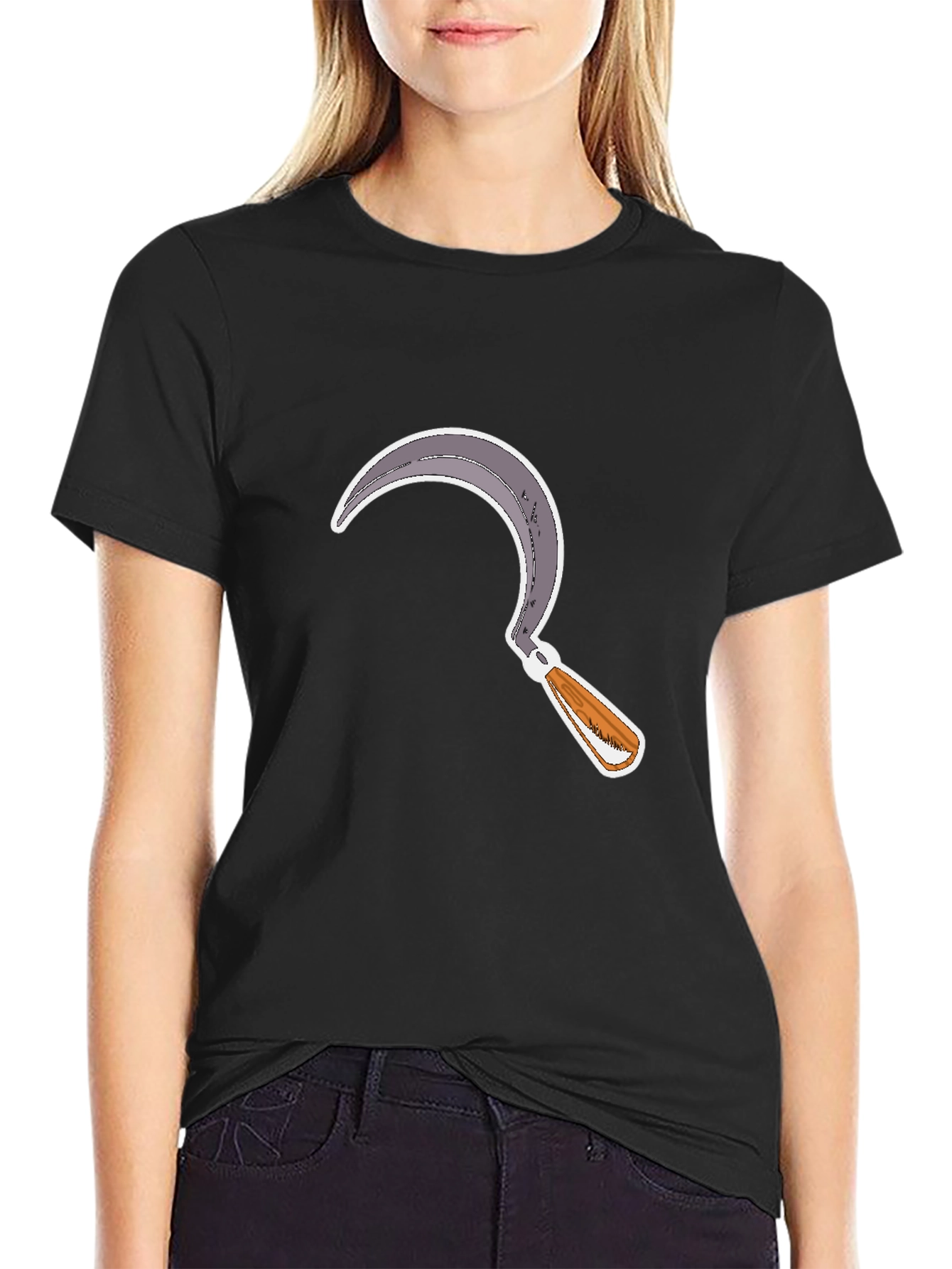 Camiseta Negra con Diseño de Hoz Estilizada
