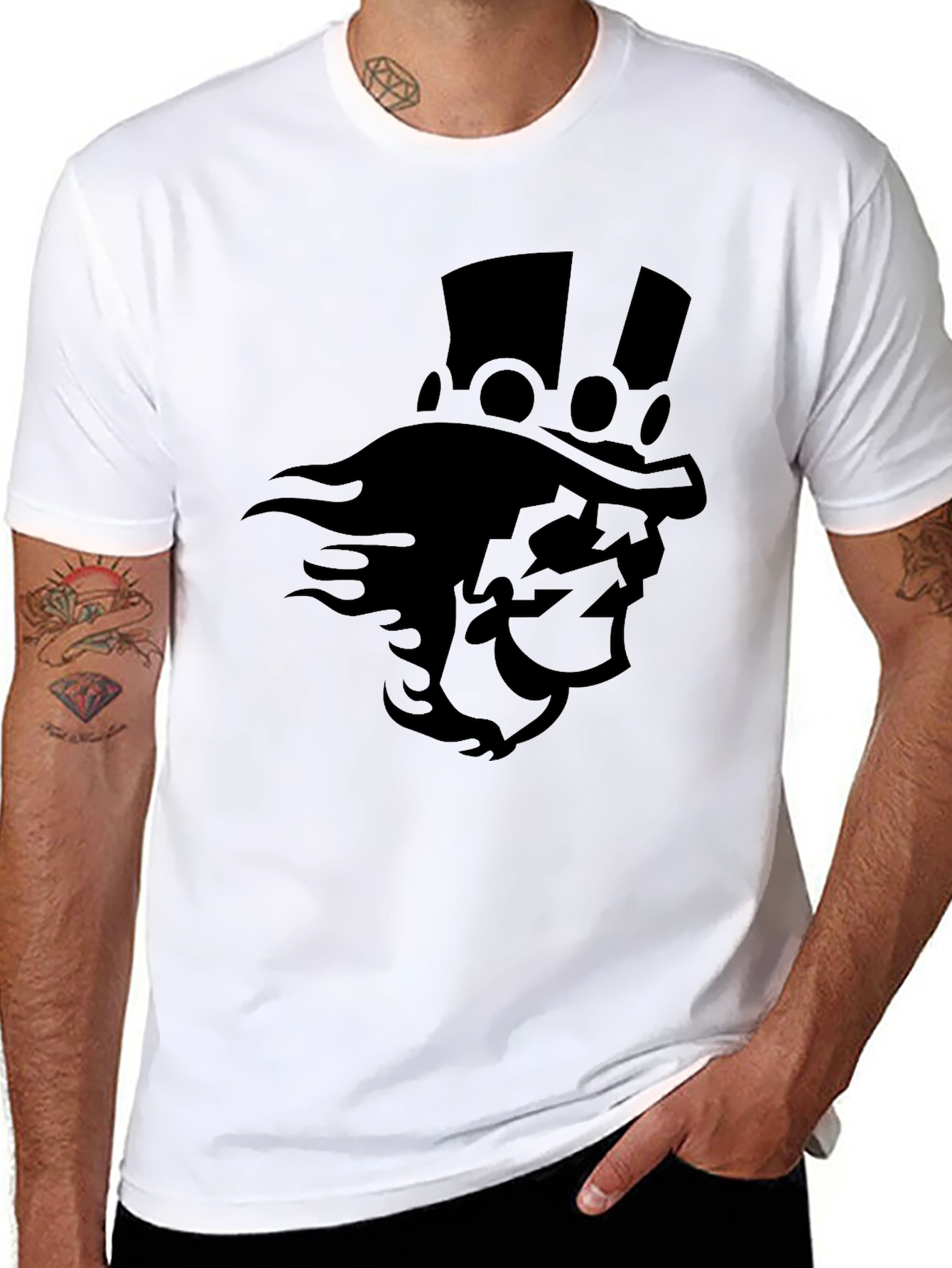 Camiseta Negra con Diseño de Personaje Misterioso