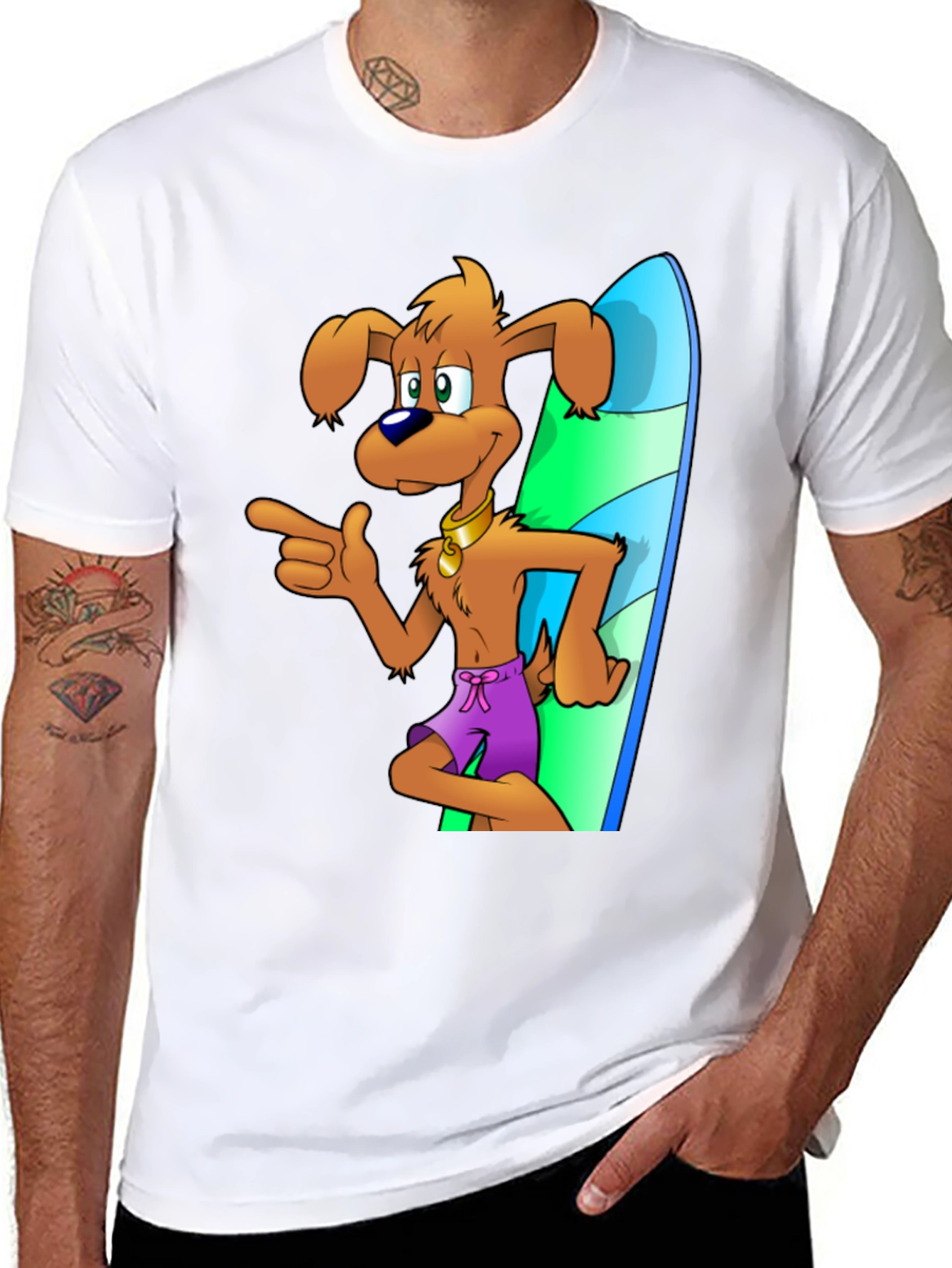 Camiseta Negra con Diseño de Perro Surfista