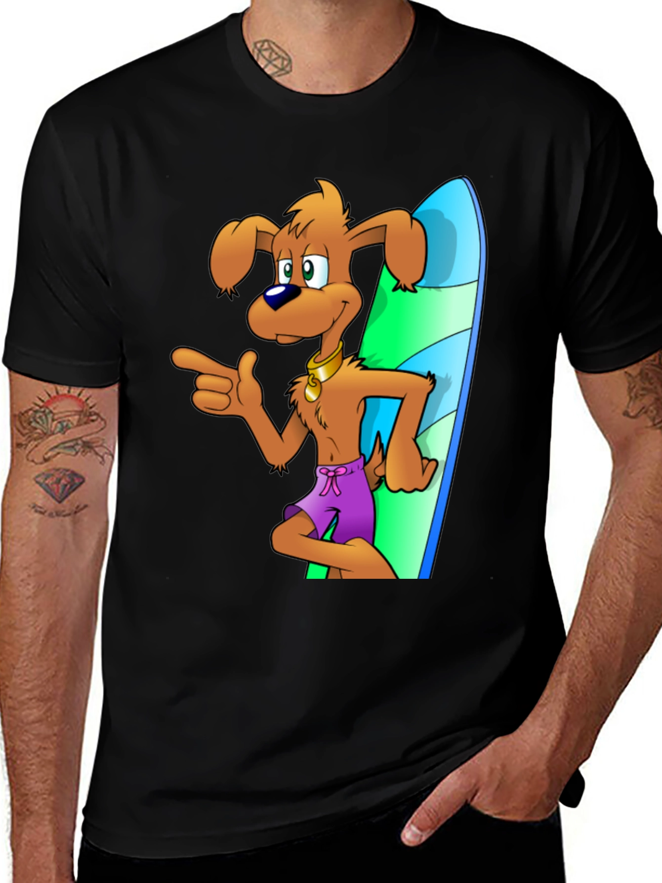 Camiseta Negra con Diseño de Perro Surfista