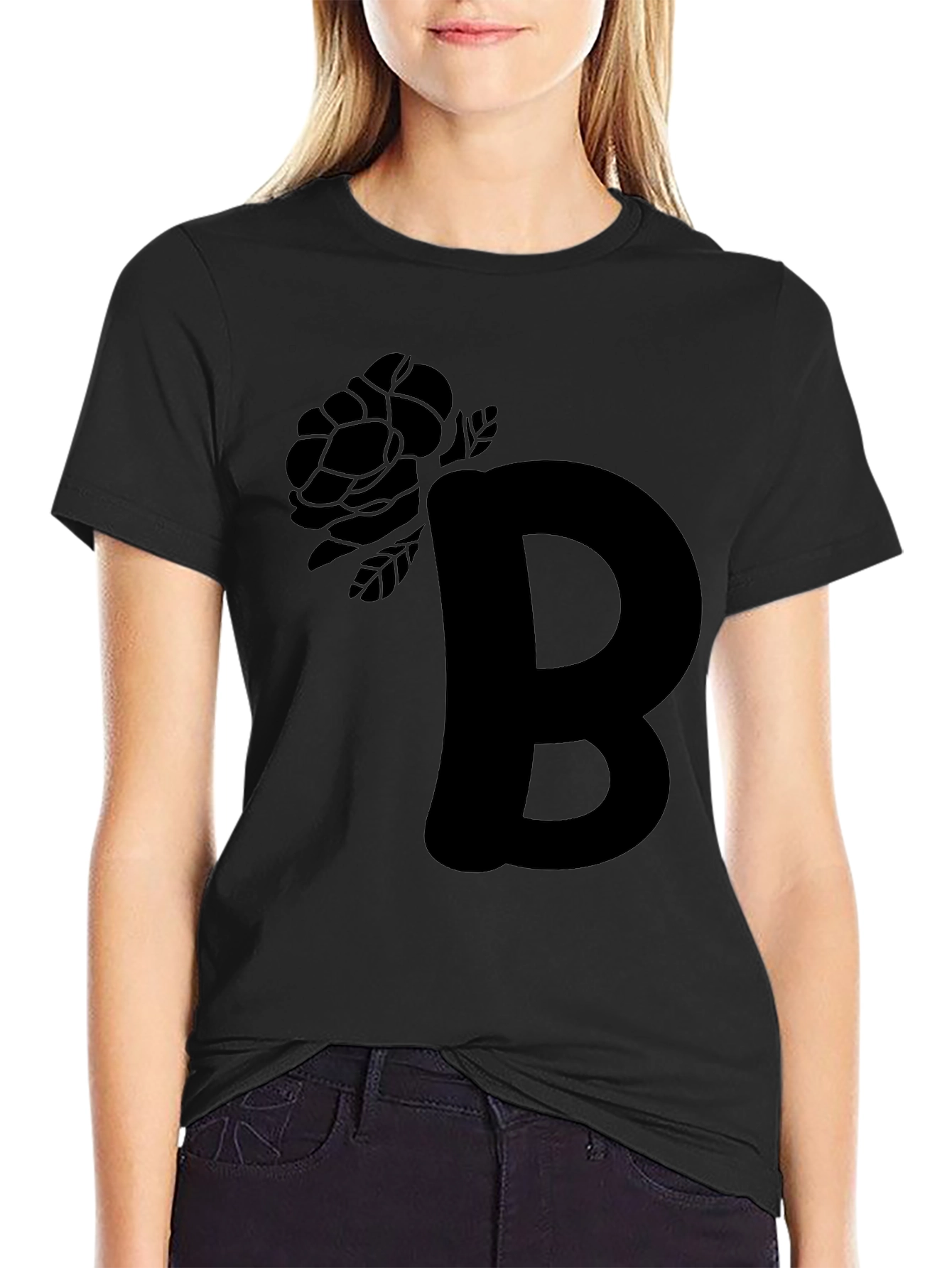 Camiseta Negra con Diseño de Letra y Rosa