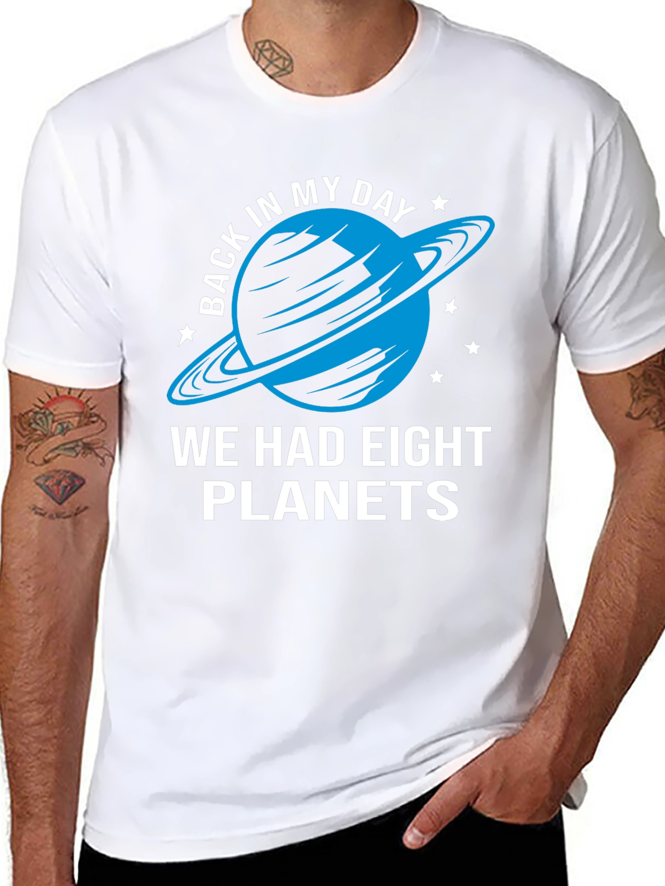 Camiseta Negra con Diseño de Planeta Retro