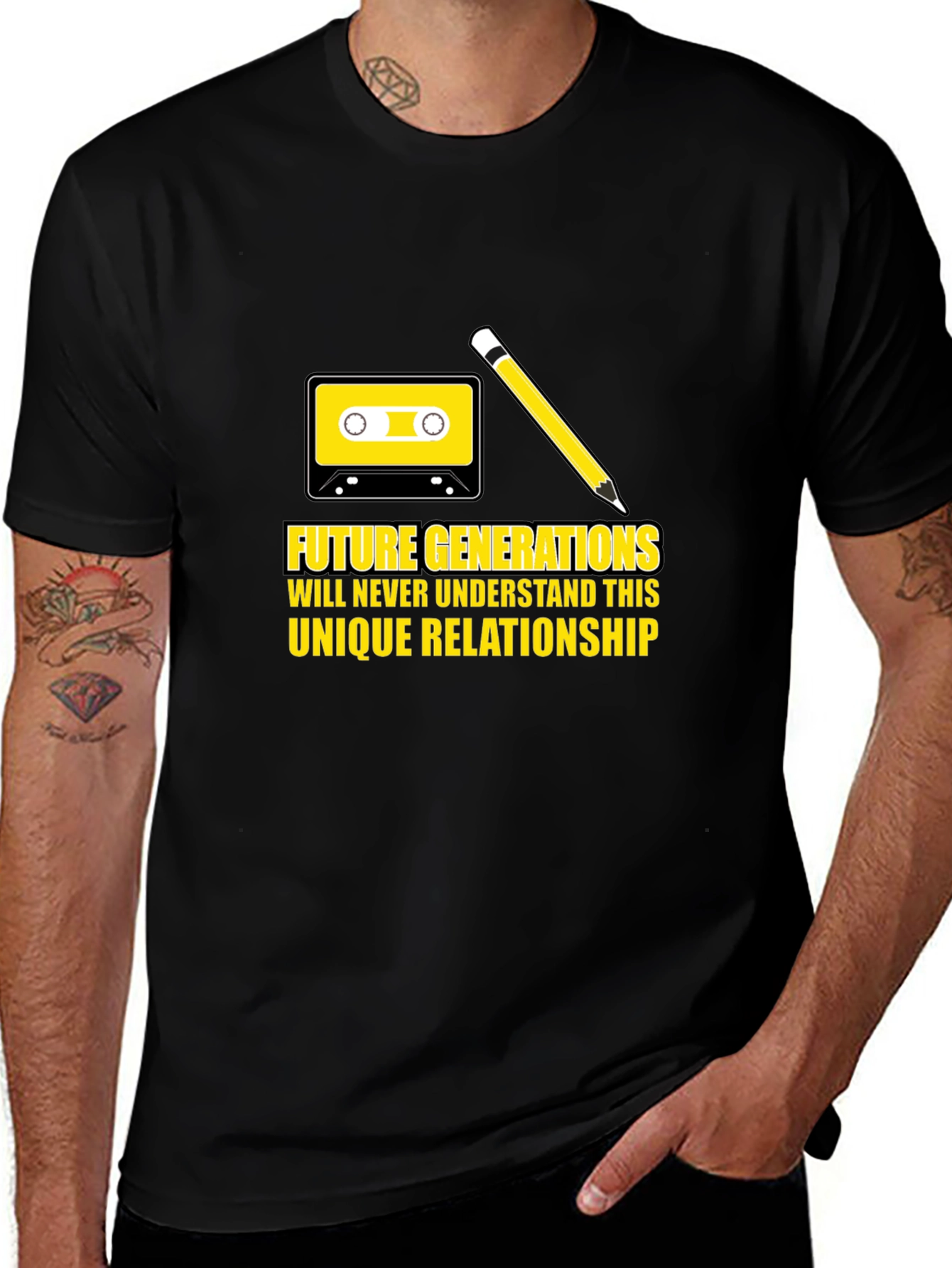Camiseta Negra Retro: Cinta y Lápiz Relación Única