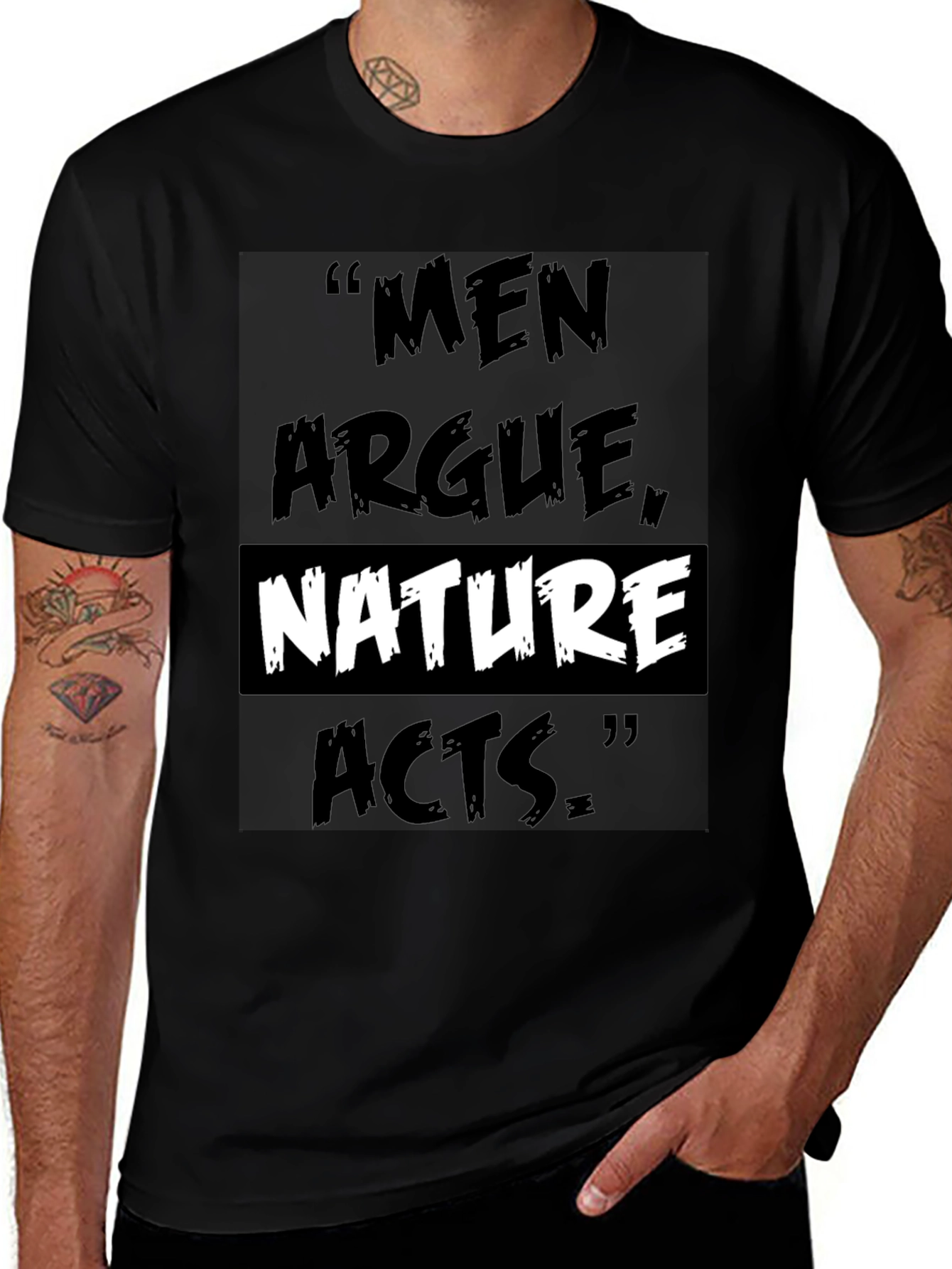 Camiseta Negra: Los Hombres Discuten la Naturaleza Actúa