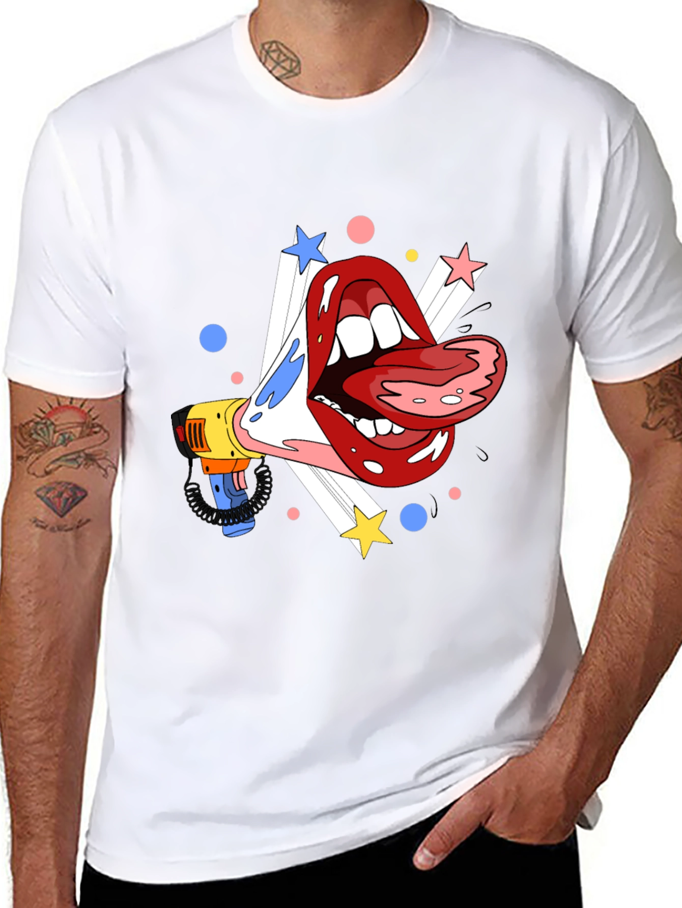 Camiseta Negra con Diseño de Boca y Megáfono