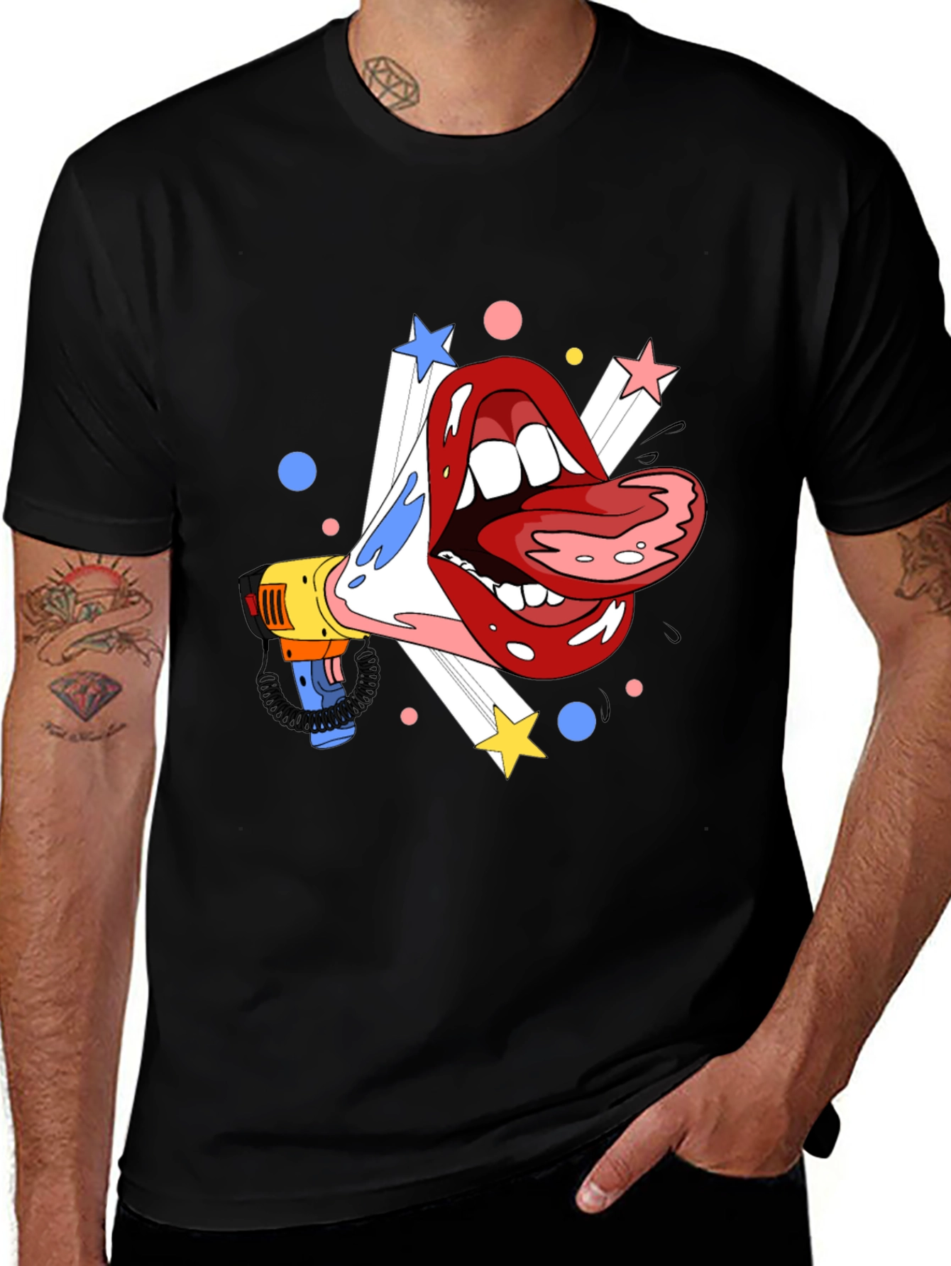 Camiseta Negra con Diseño de Boca y Megáfono