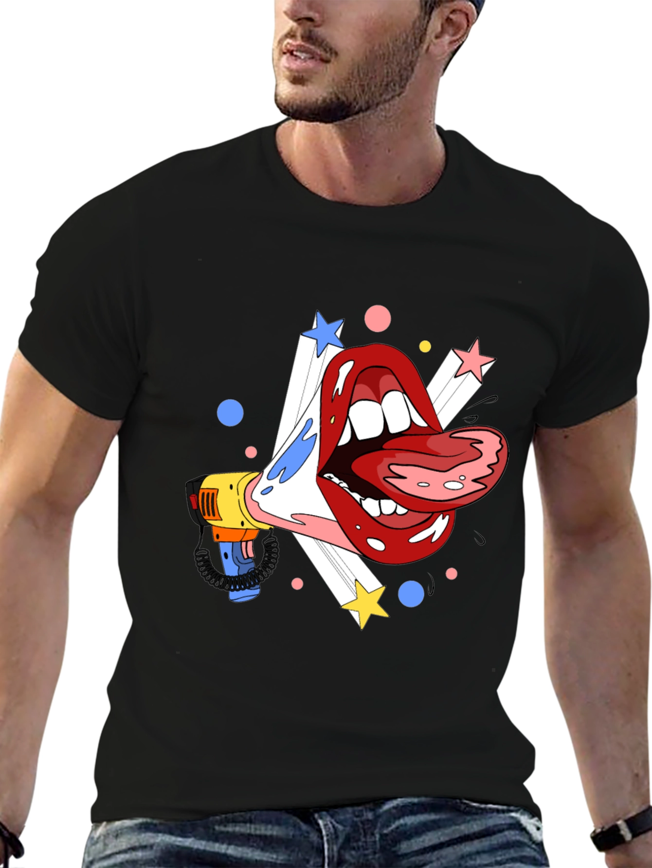 Camiseta Negra con Diseño de Boca y Megáfono