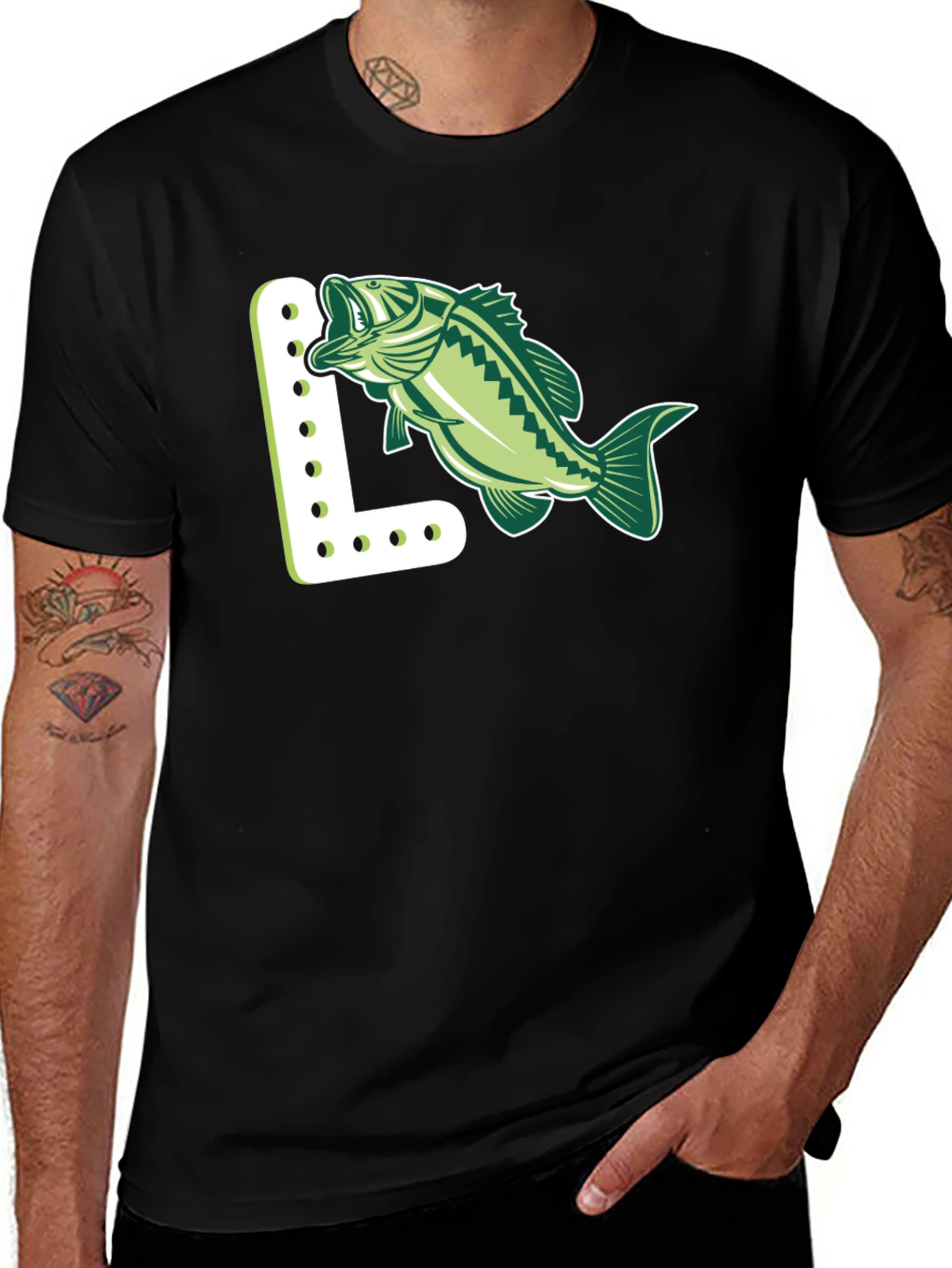 Camiseta Negra con Diseño de Pez y Letra L
