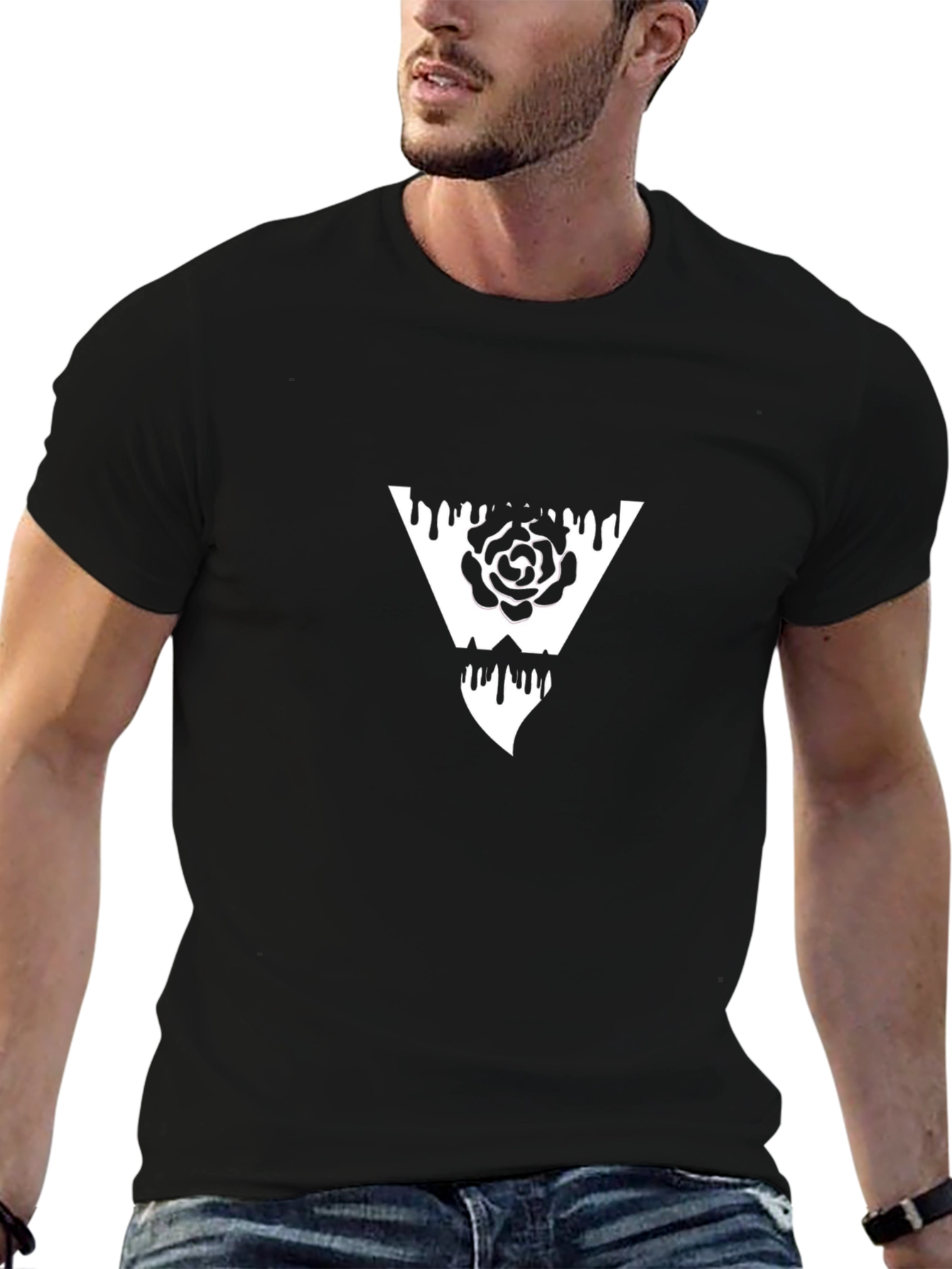 Camiseta Negra con Diseño de Rosa en Triángulo