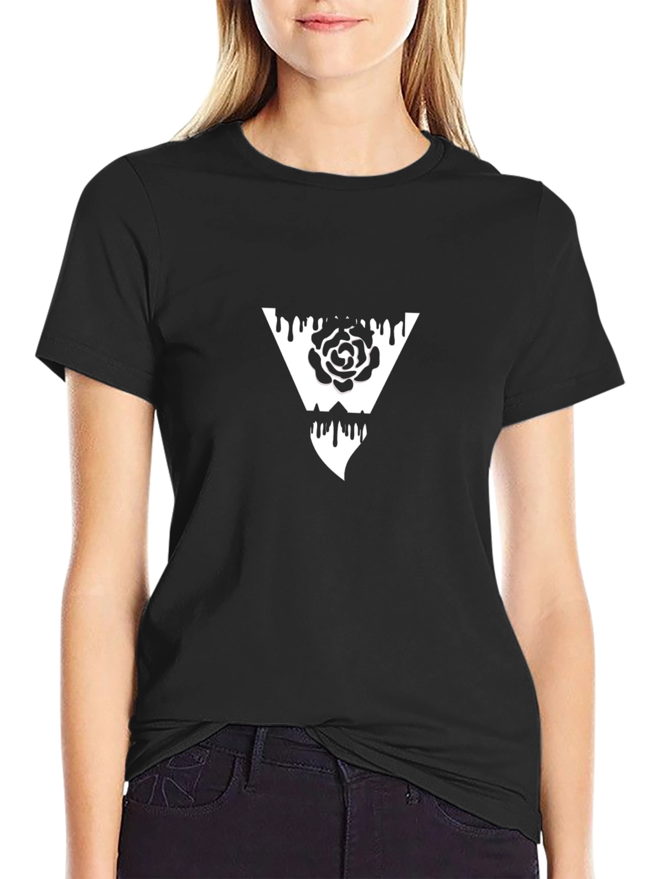 Camiseta Negra con Diseño de Rosa en Triángulo