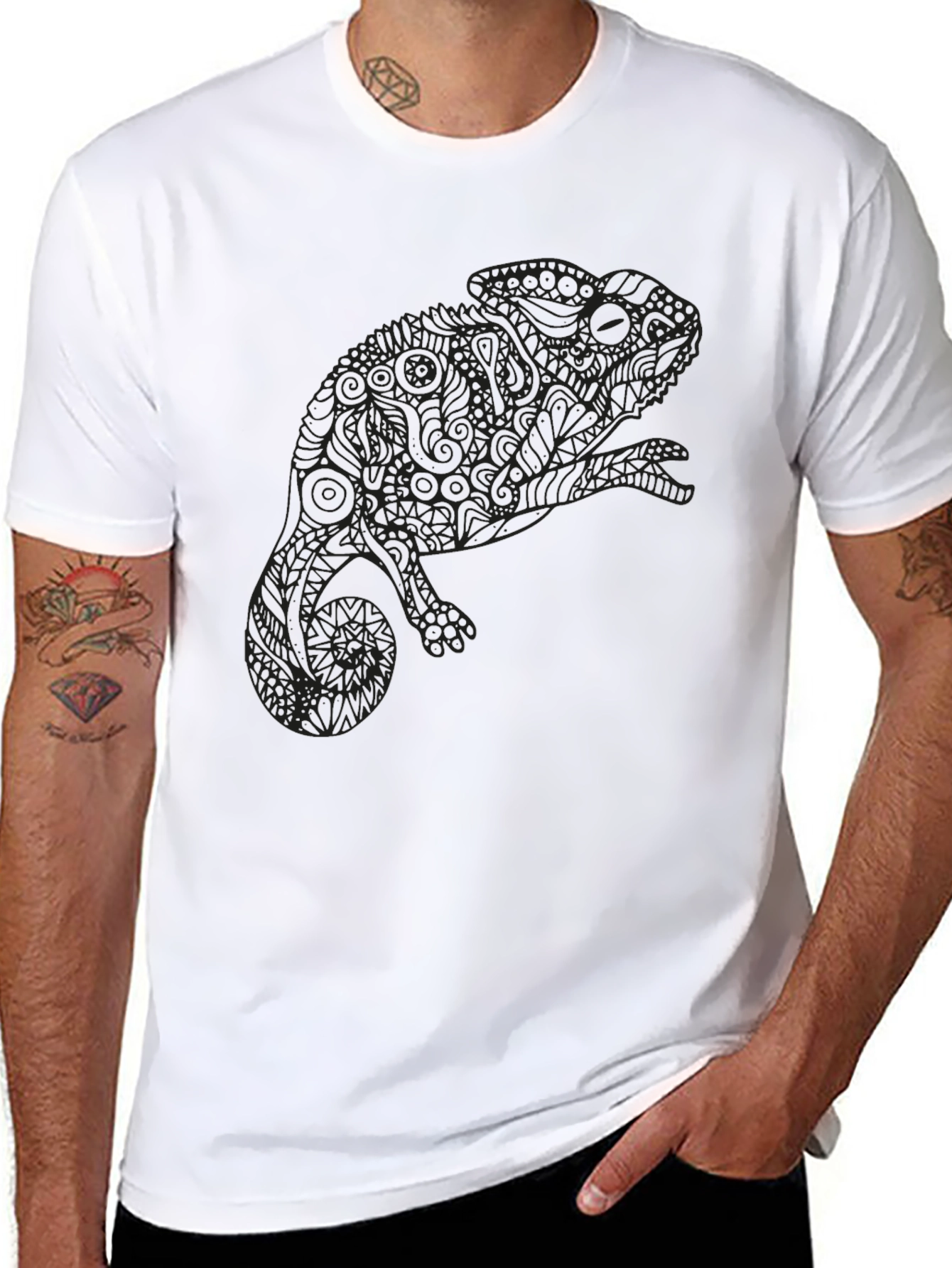 Camiseta Negra con Diseño de Camaleón Abstracto