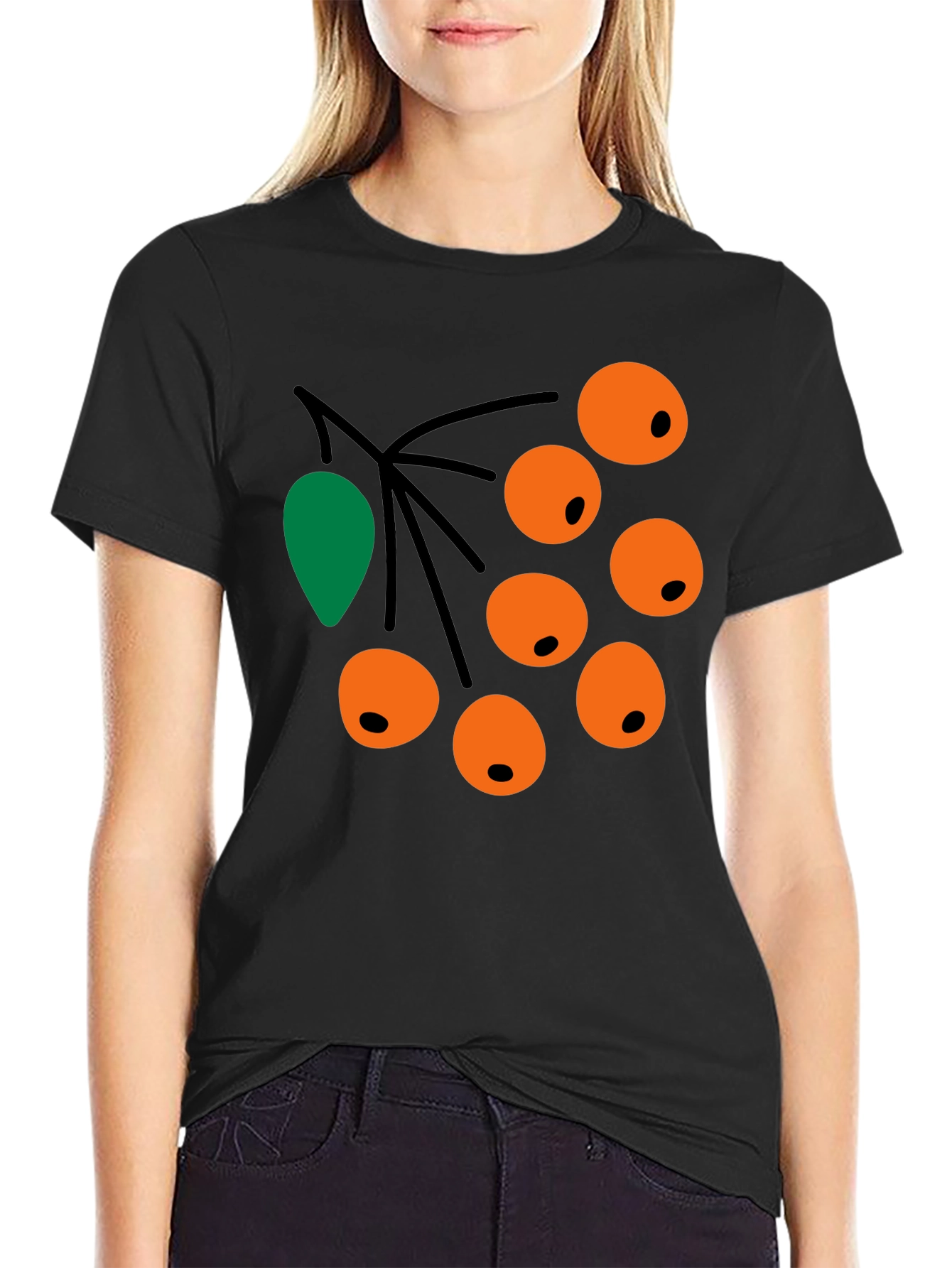 Camiseta Negra con Diseño de Bayas Naranja
