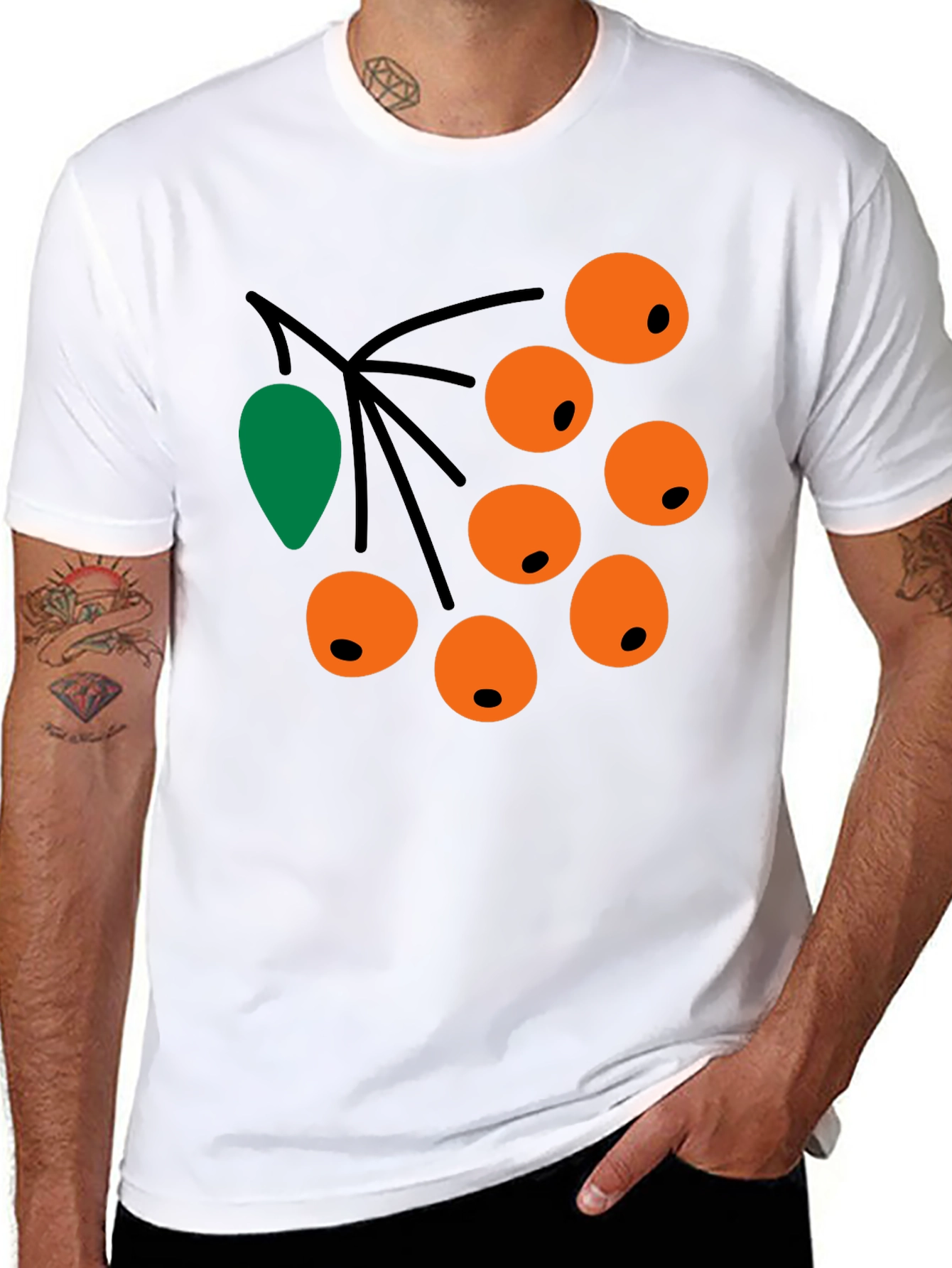 Camiseta Negra con Diseño de Bayas Naranja