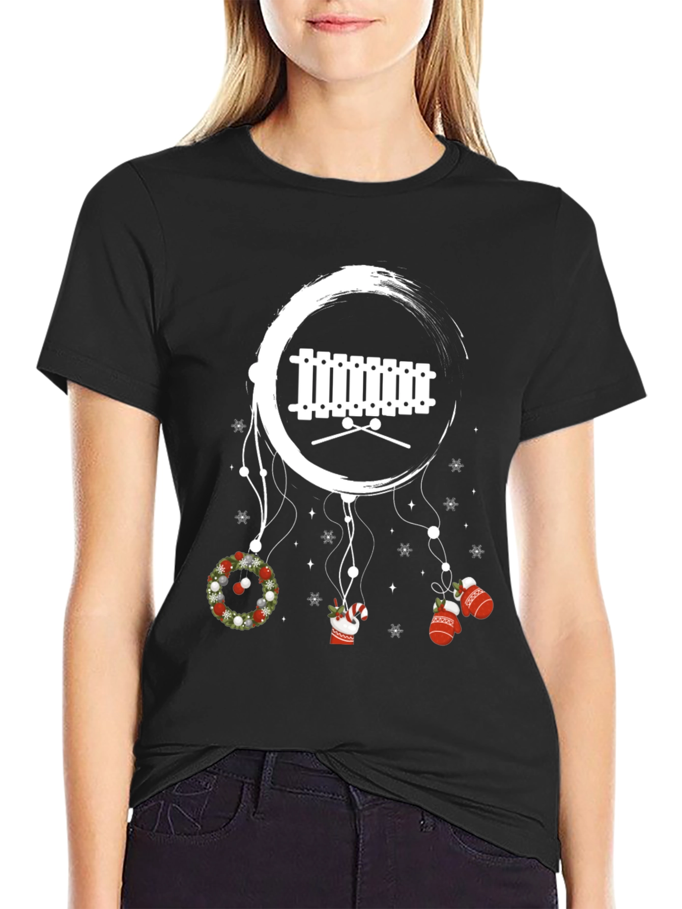 Camiseta Negra Navideña con Xilófono y Adornos Colgantes