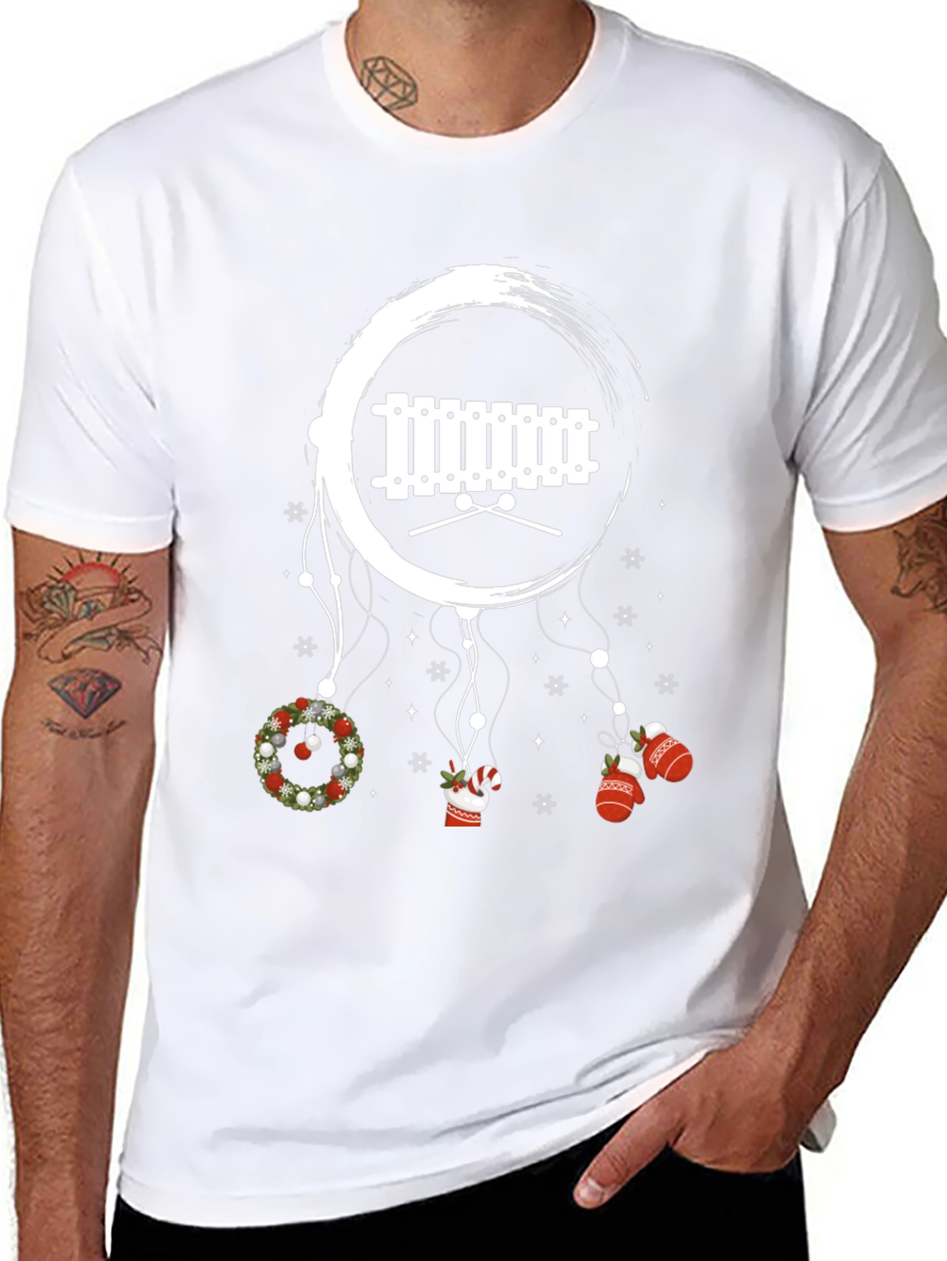 Camiseta Negra Navideña con Xilófono y Adornos Colgantes