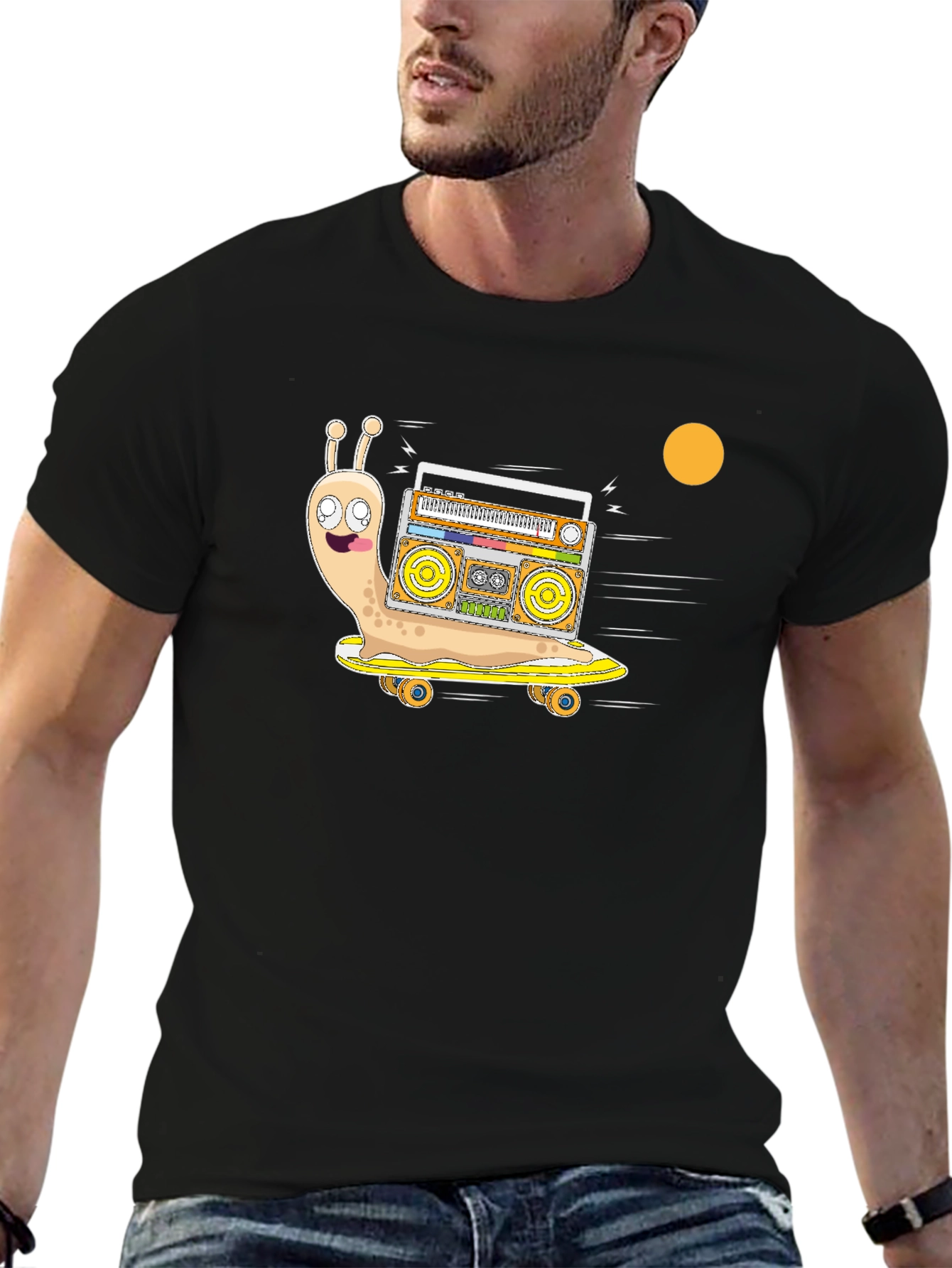 Camiseta Negra con Diseño de Caracol DJ en Patineta