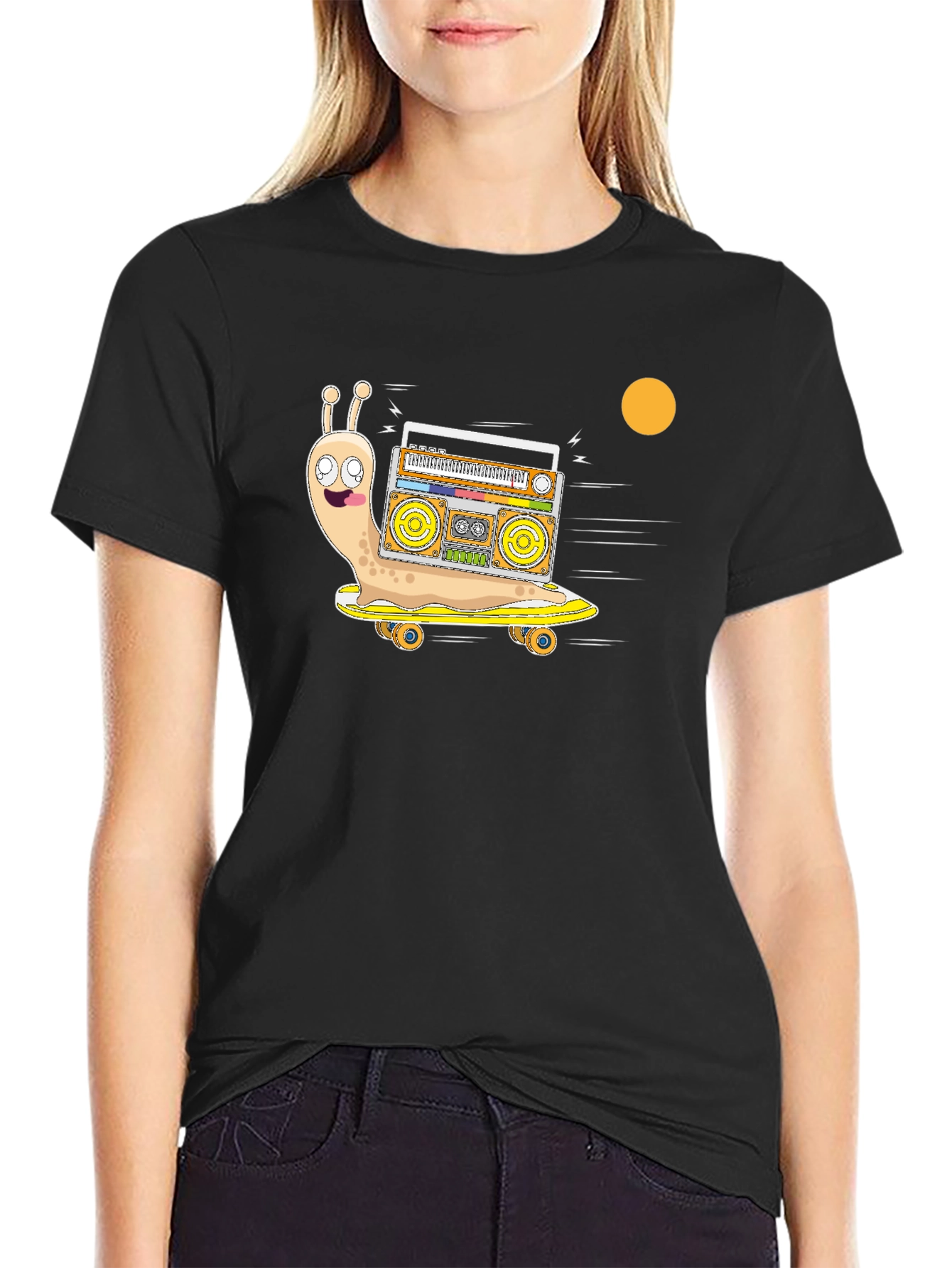 Camiseta Negra con Diseño de Caracol DJ en Patineta