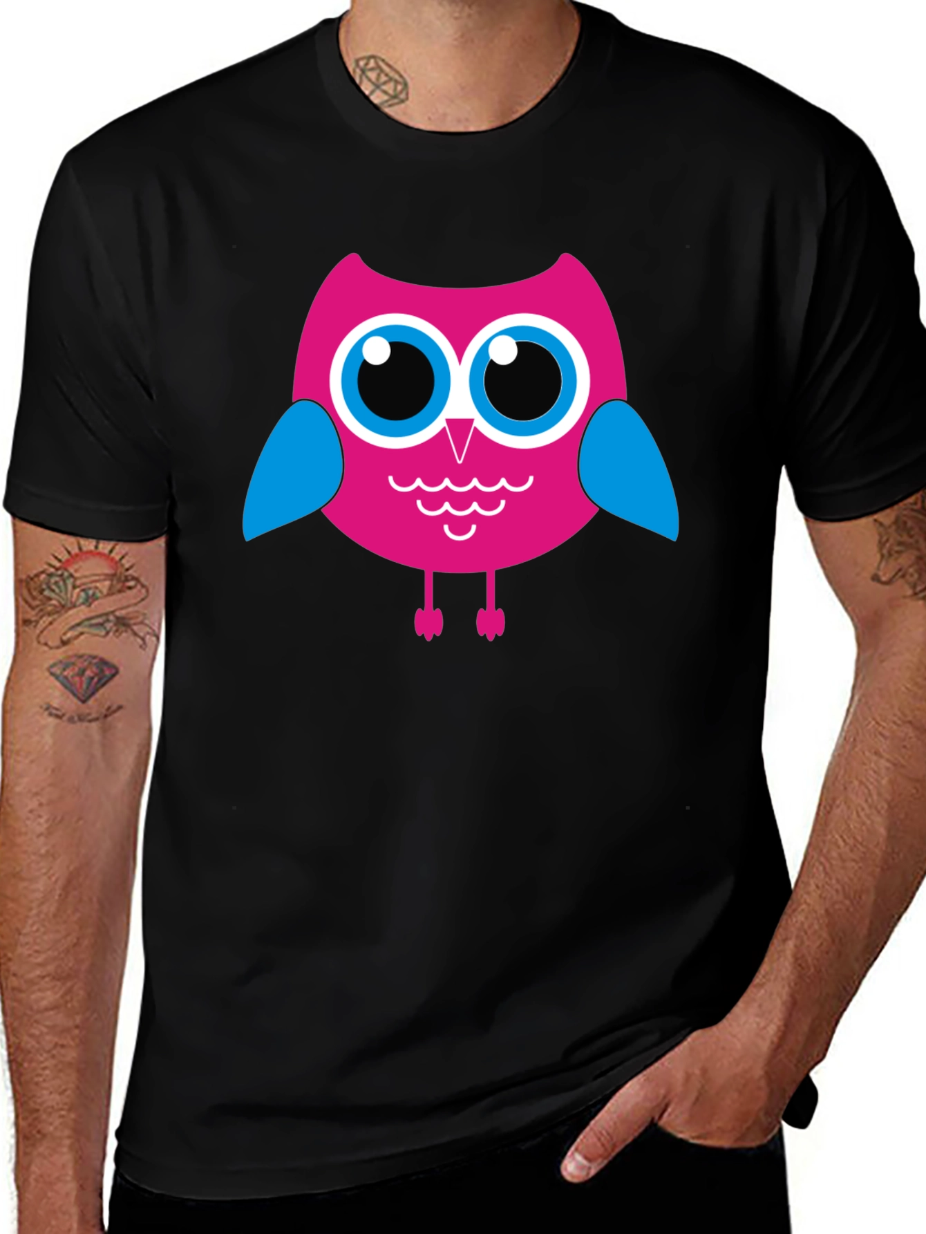 Camiseta Negra con Búho Rosado para Hombre