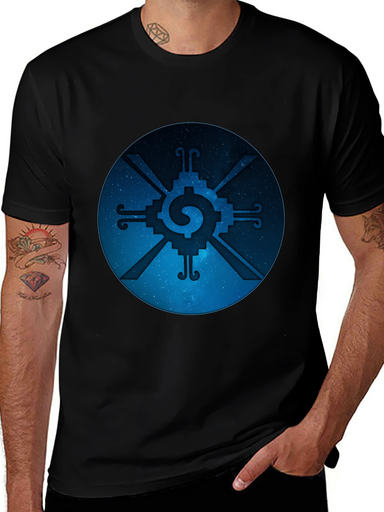 Camiseta Negra con Diseño Circular Azteca