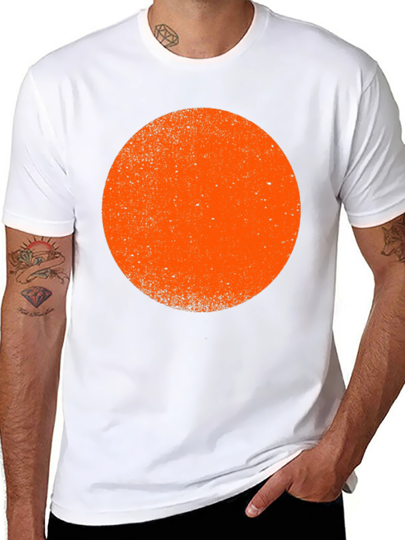 Camiseta Negra con Círculo Naranja Estilo Retro
