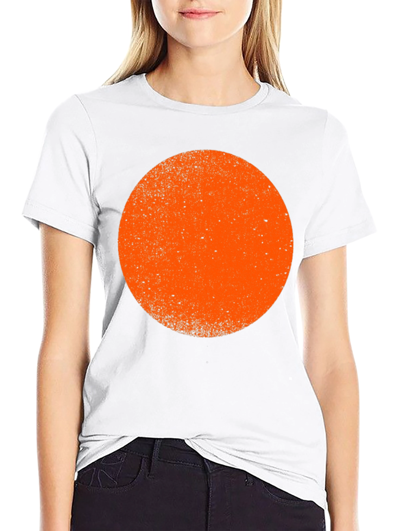 Camiseta Negra con Círculo Naranja Estilo Retro