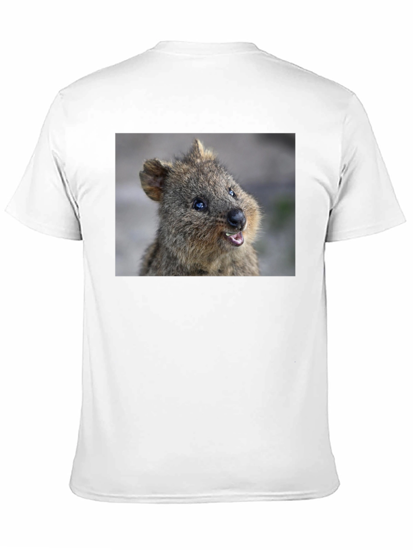 Camiseta Negra con Diseño de Quokka Sonriente