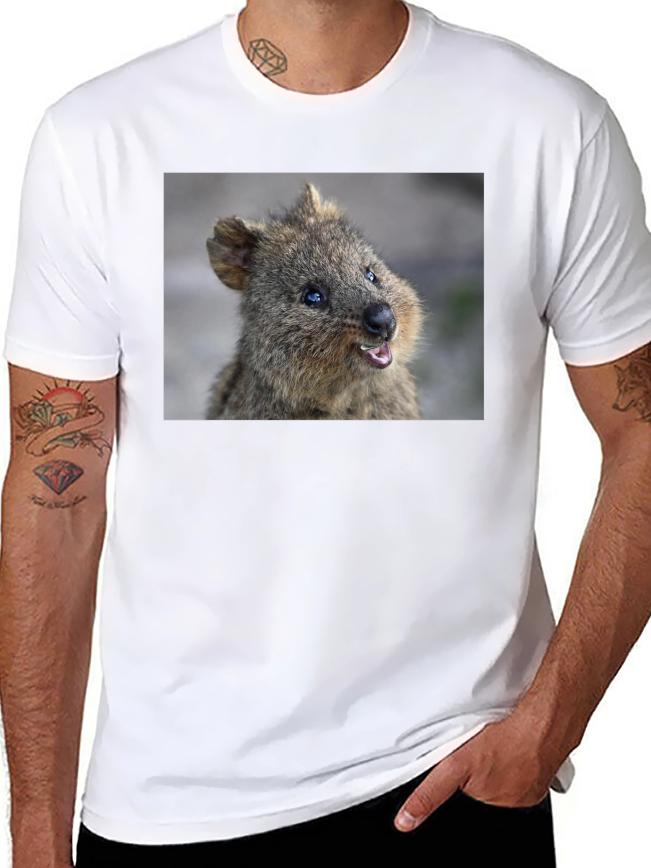 Camiseta Negra con Diseño de Quokka Sonriente
