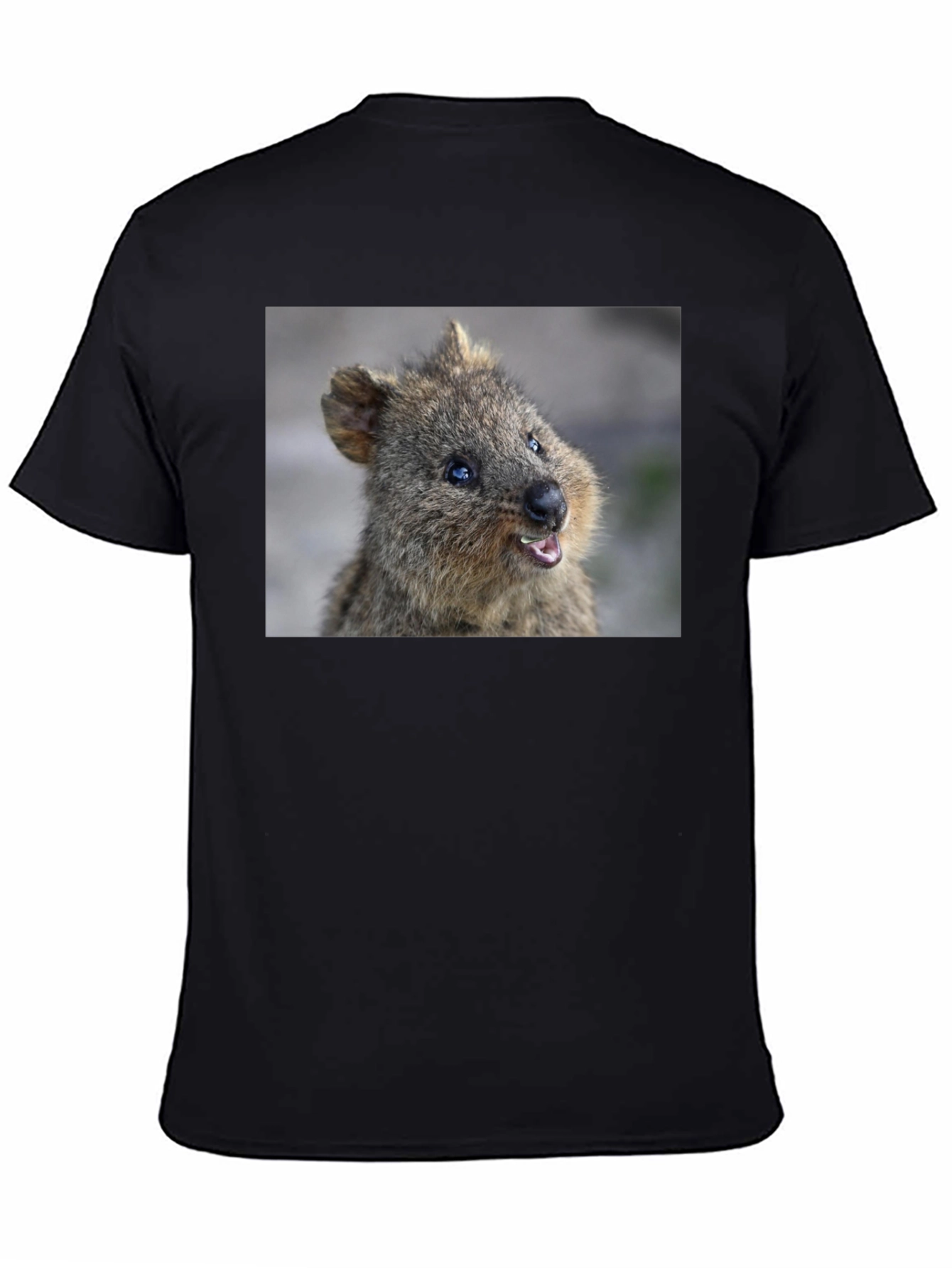 Camiseta Negra con Diseño de Quokka Sonriente