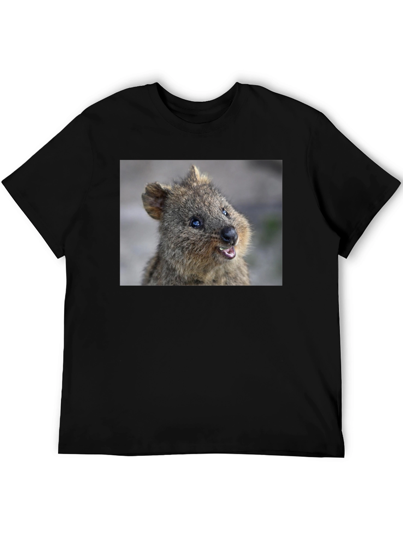Camiseta Negra con Diseño de Quokka Sonriente