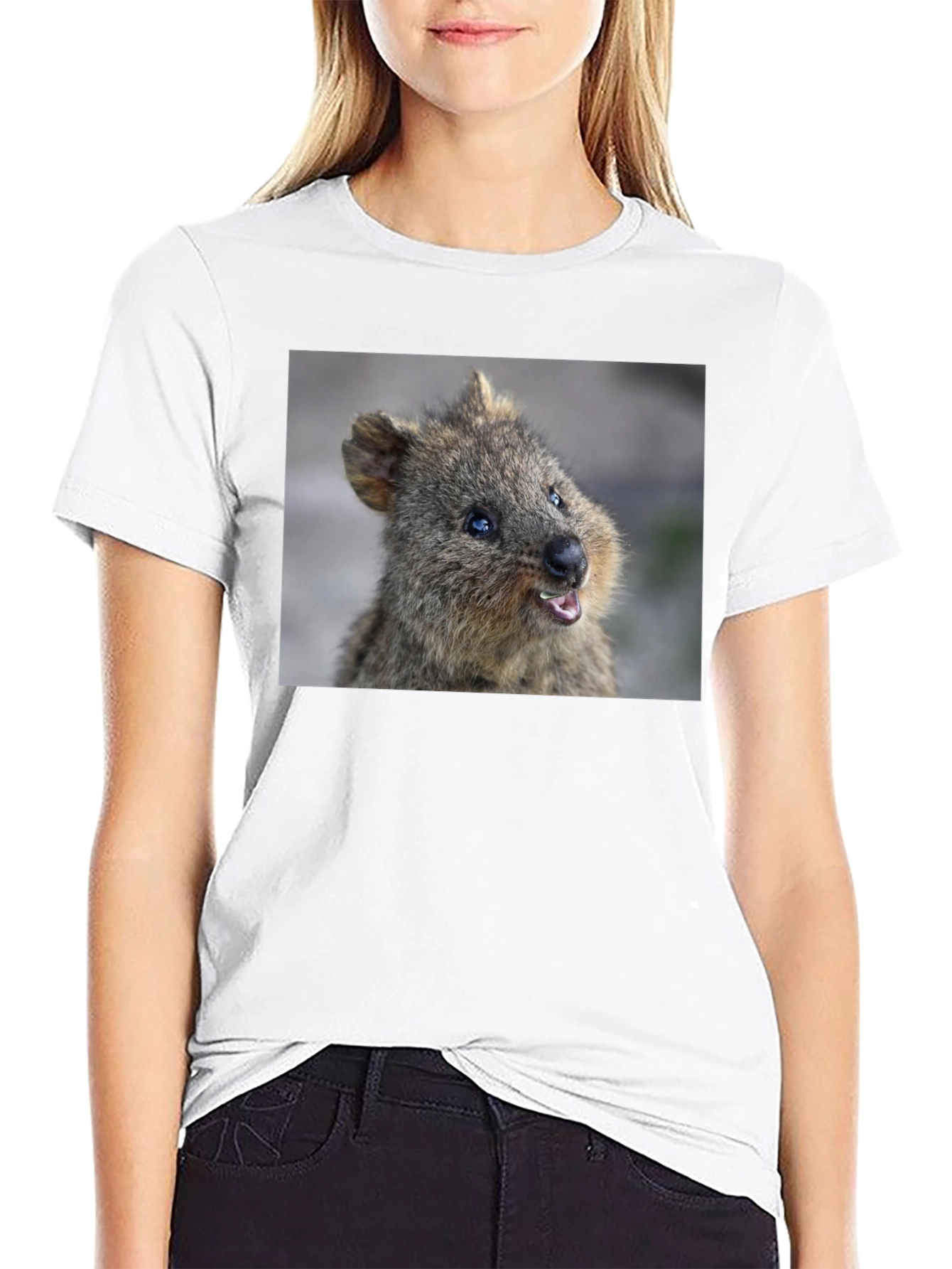 Camiseta Negra con Diseño de Quokka Sonriente