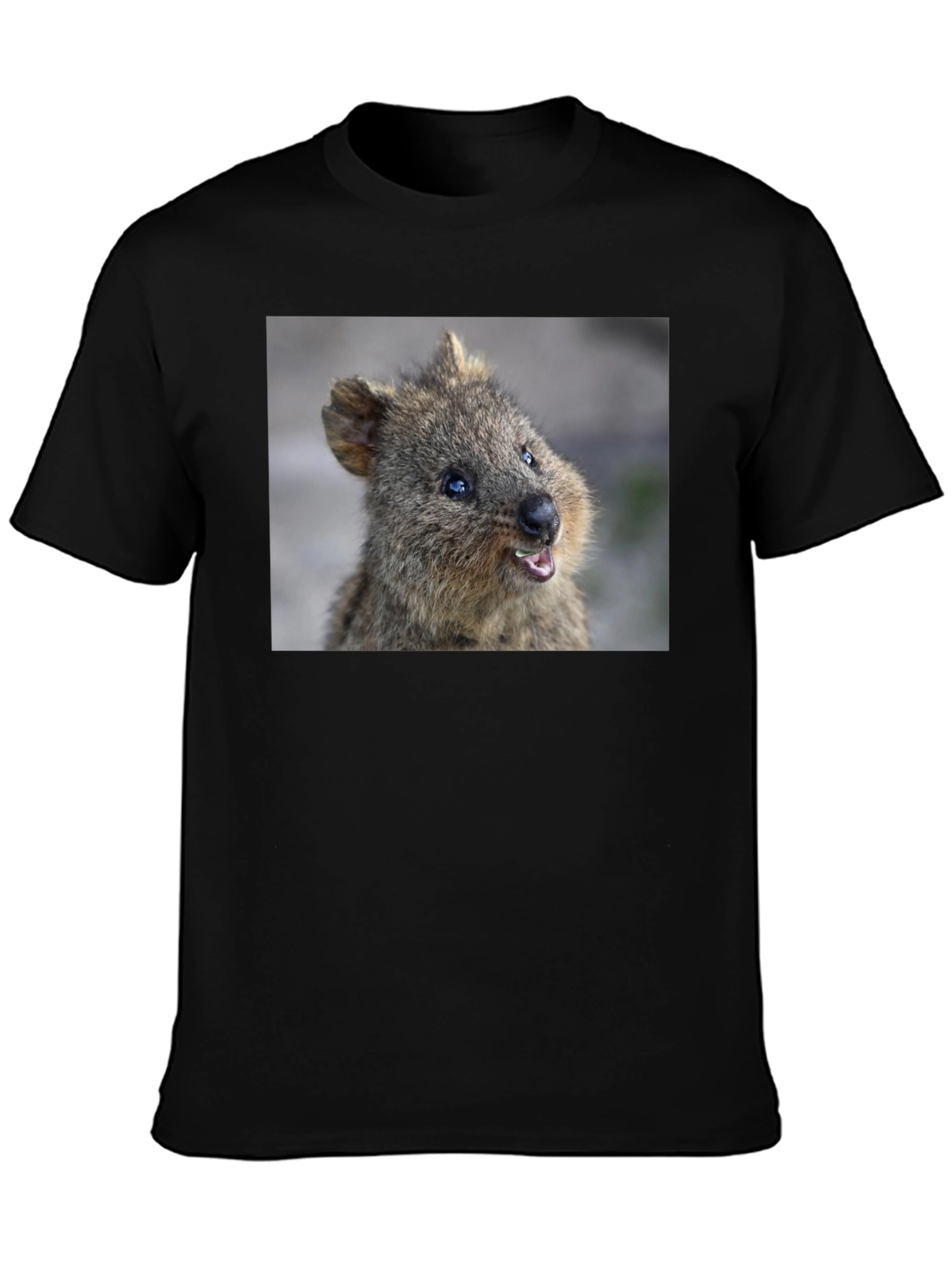 Camiseta Negra con Diseño de Quokka Sonriente