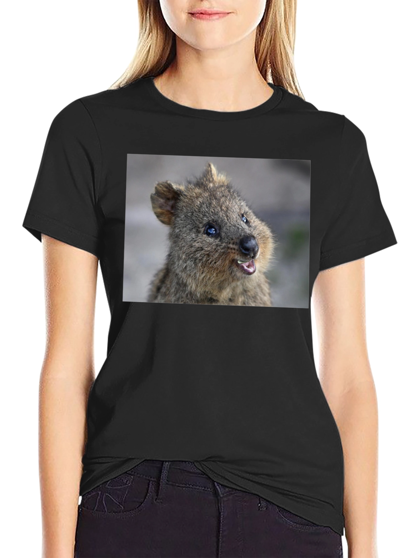 Camiseta Negra con Diseño de Quokka Sonriente