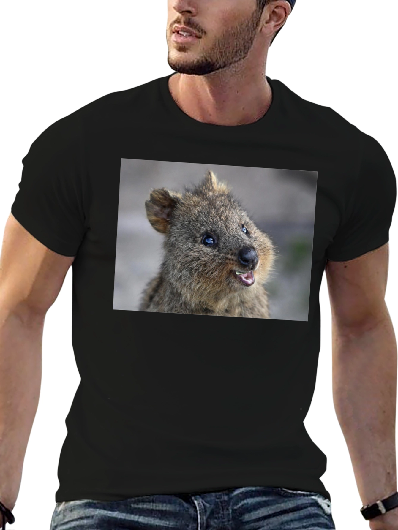 Camiseta Negra con Diseño de Quokka Sonriente