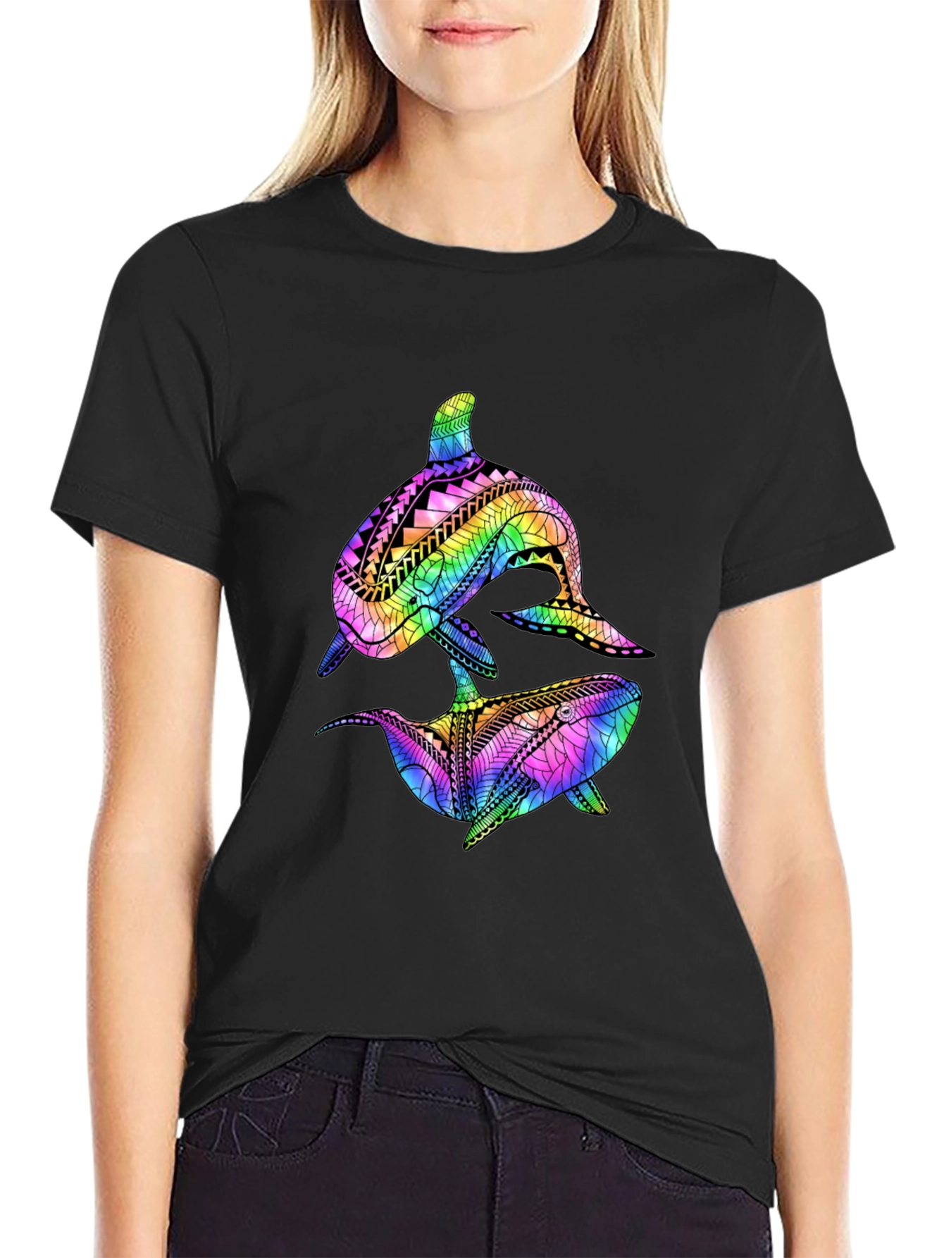 Camiseta Negra con Diseño de Ballenas Tribales de Arcoíris