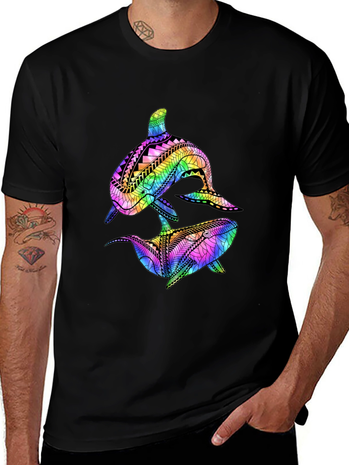 Camiseta Negra con Diseño de Ballenas Tribales de Arcoíris