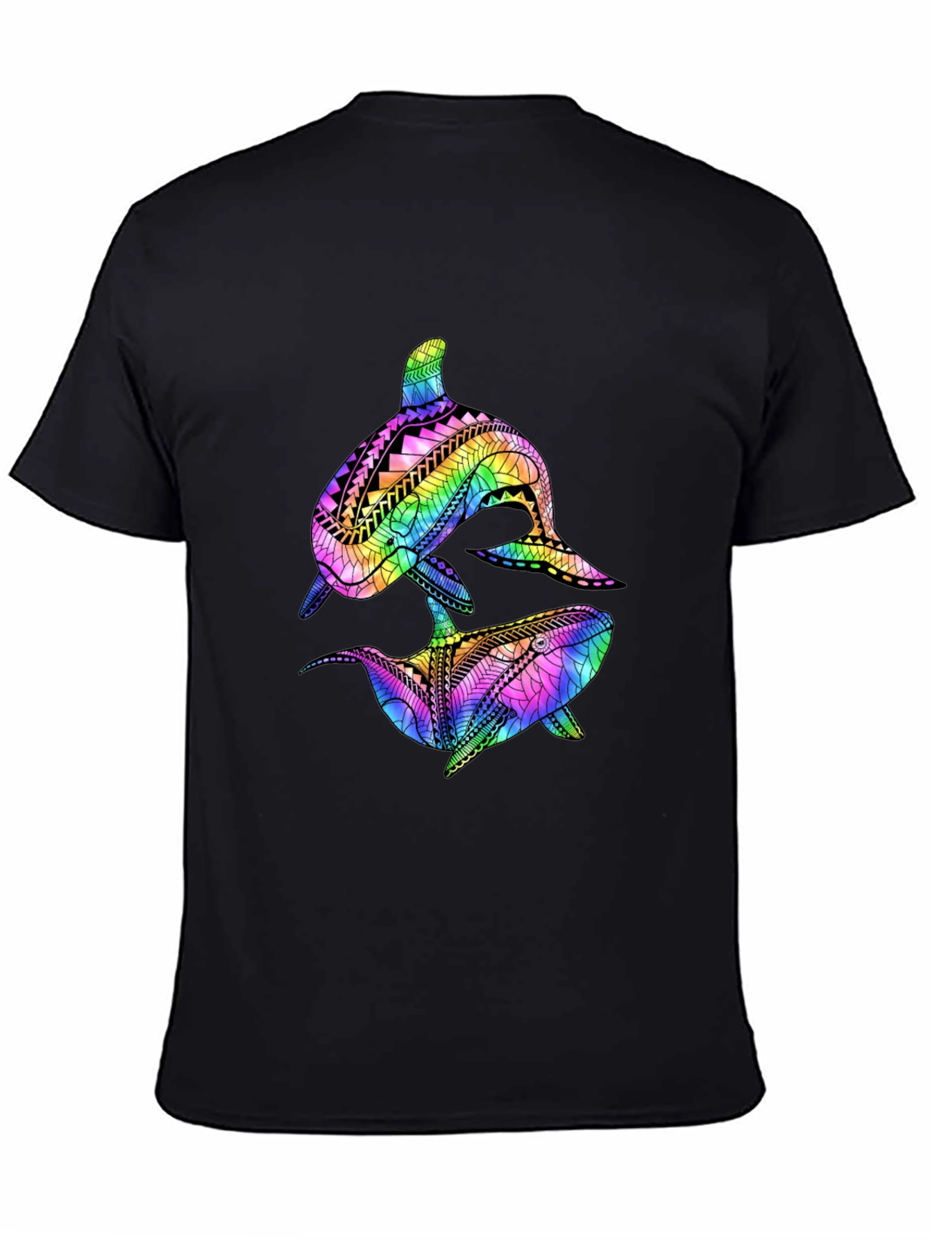 Camiseta Negra con Diseño de Ballenas Tribales de Arcoíris