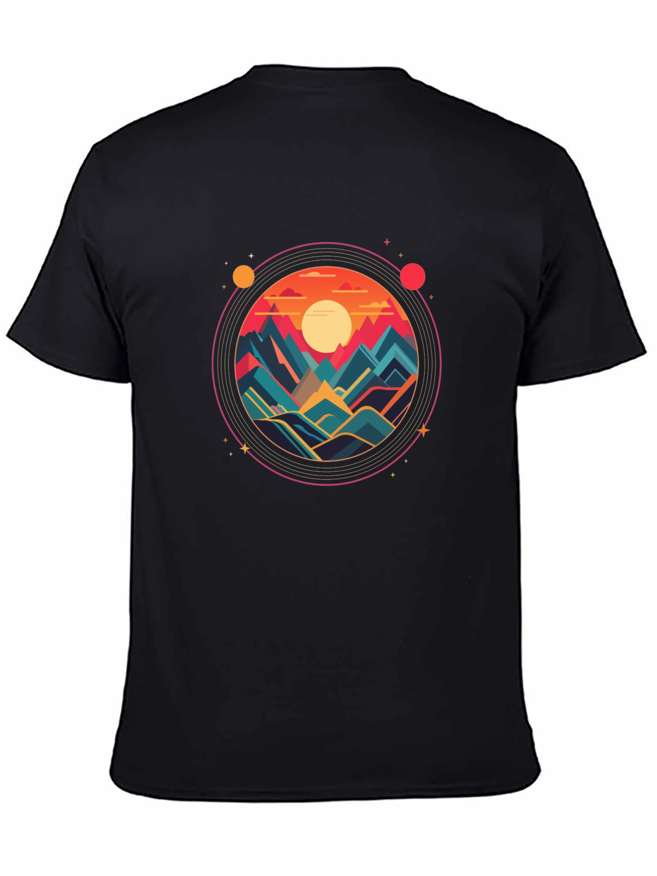 Camiseta Negra con Diseño Circular de Montañas al Atardecer