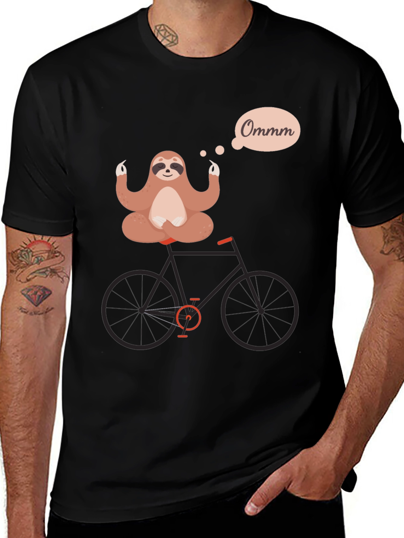 Camiseta Negra con Diseño de Perezoso Meditando en Bici