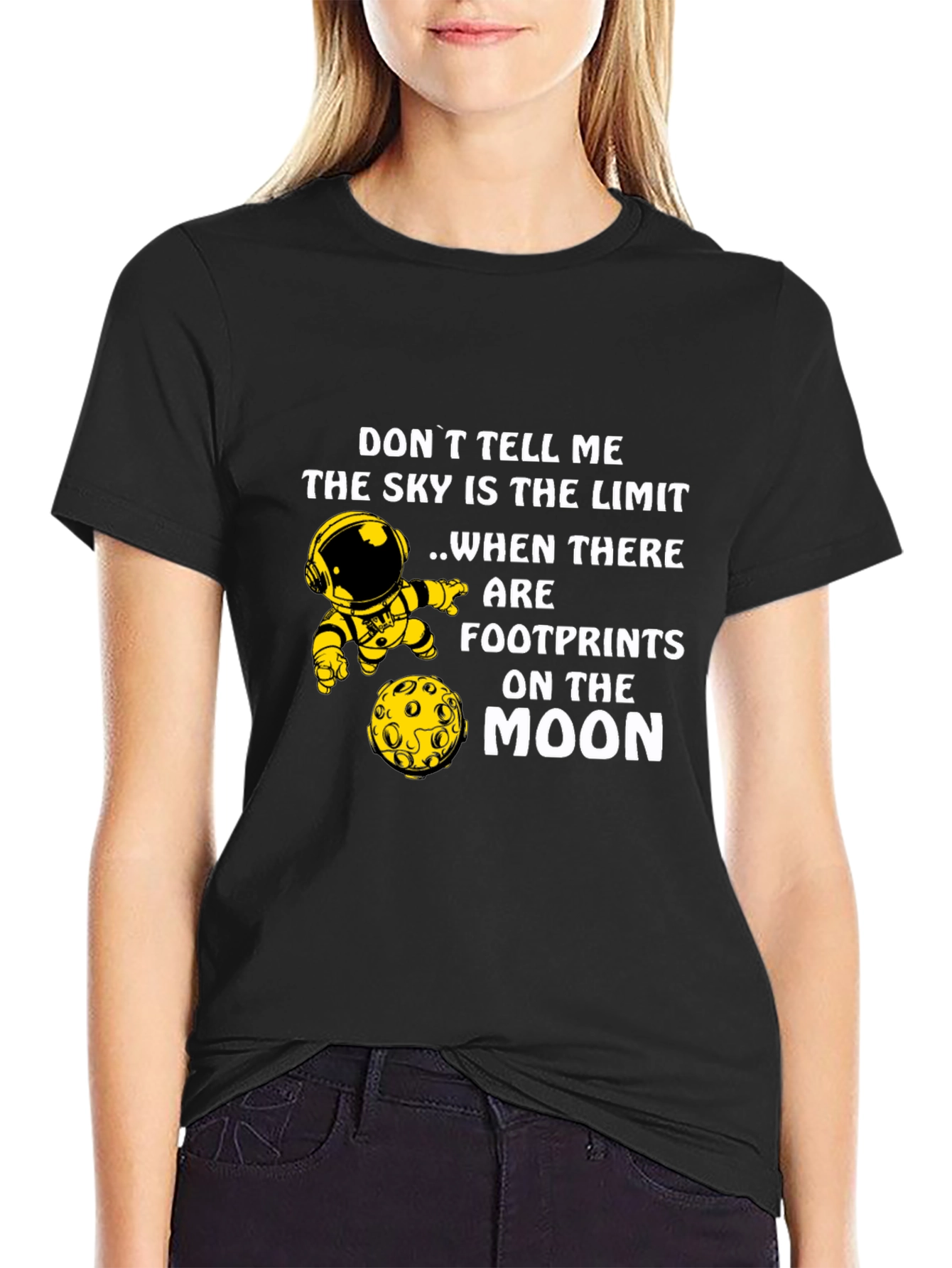 Camiseta Negra con Diseño de Astronauta y la Luna