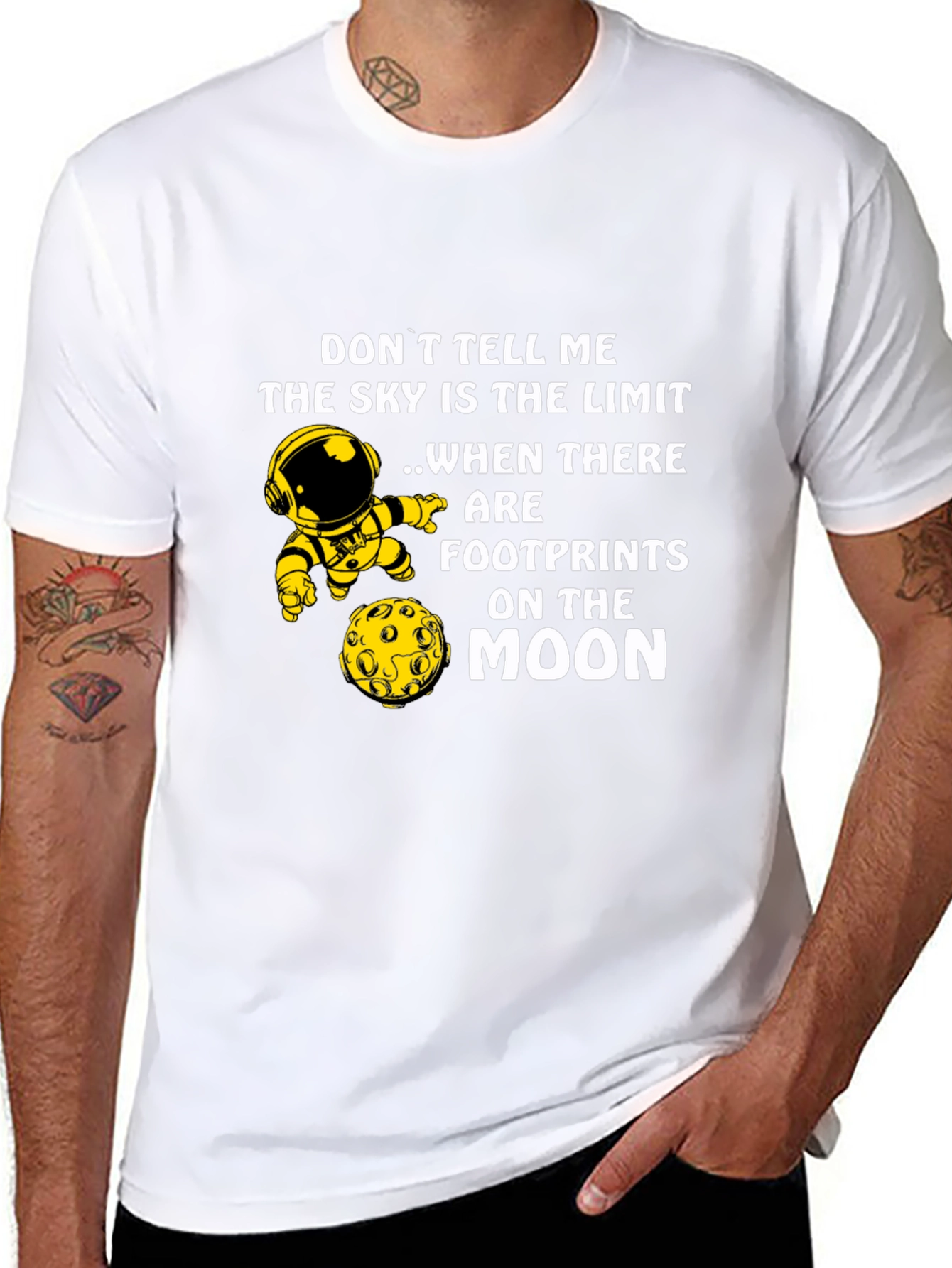 Camiseta Negra con Diseño de Astronauta y la Luna